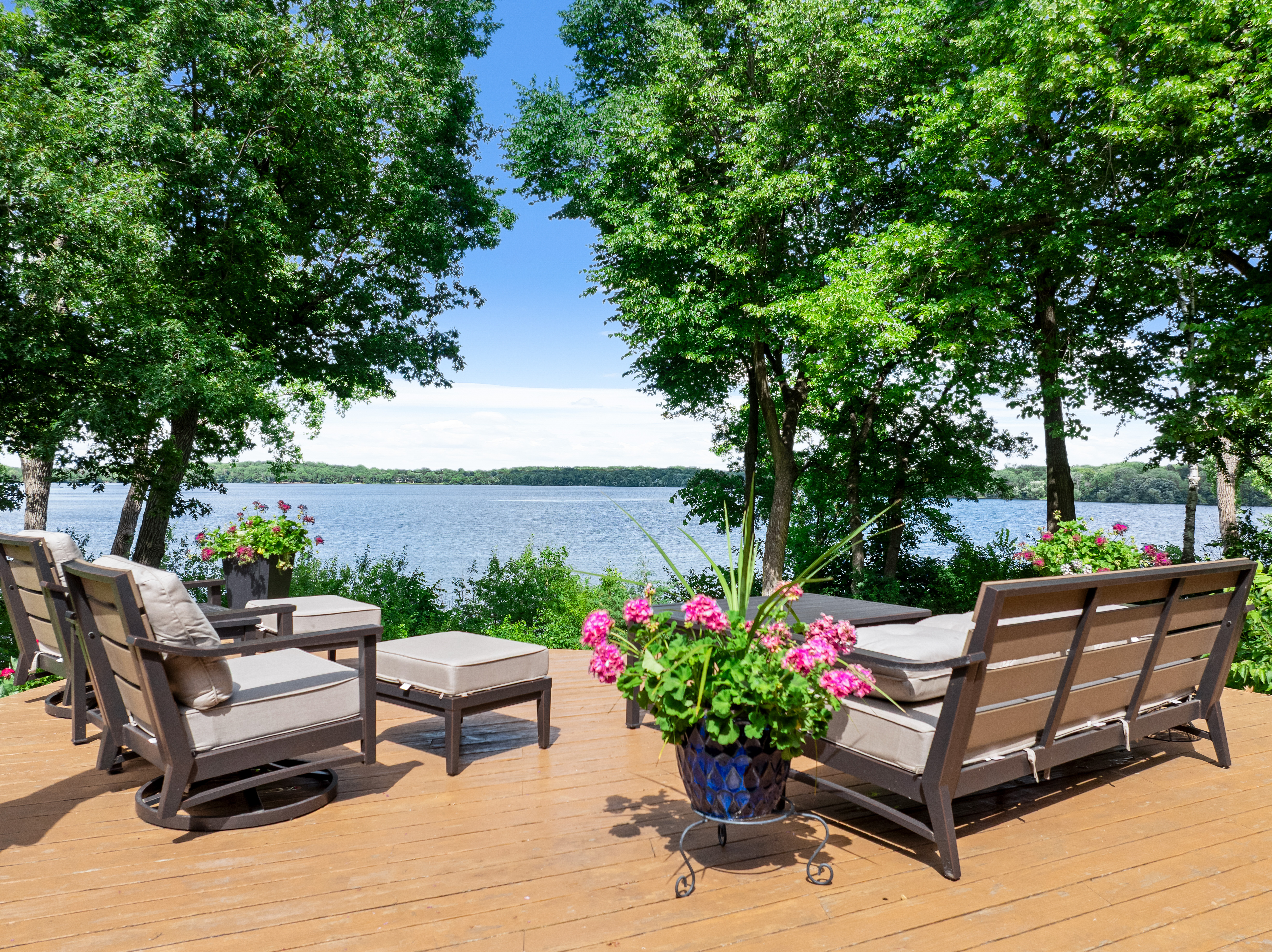  Lakeside Luxury with Timeless Charm and Modern Touches - 物件實景