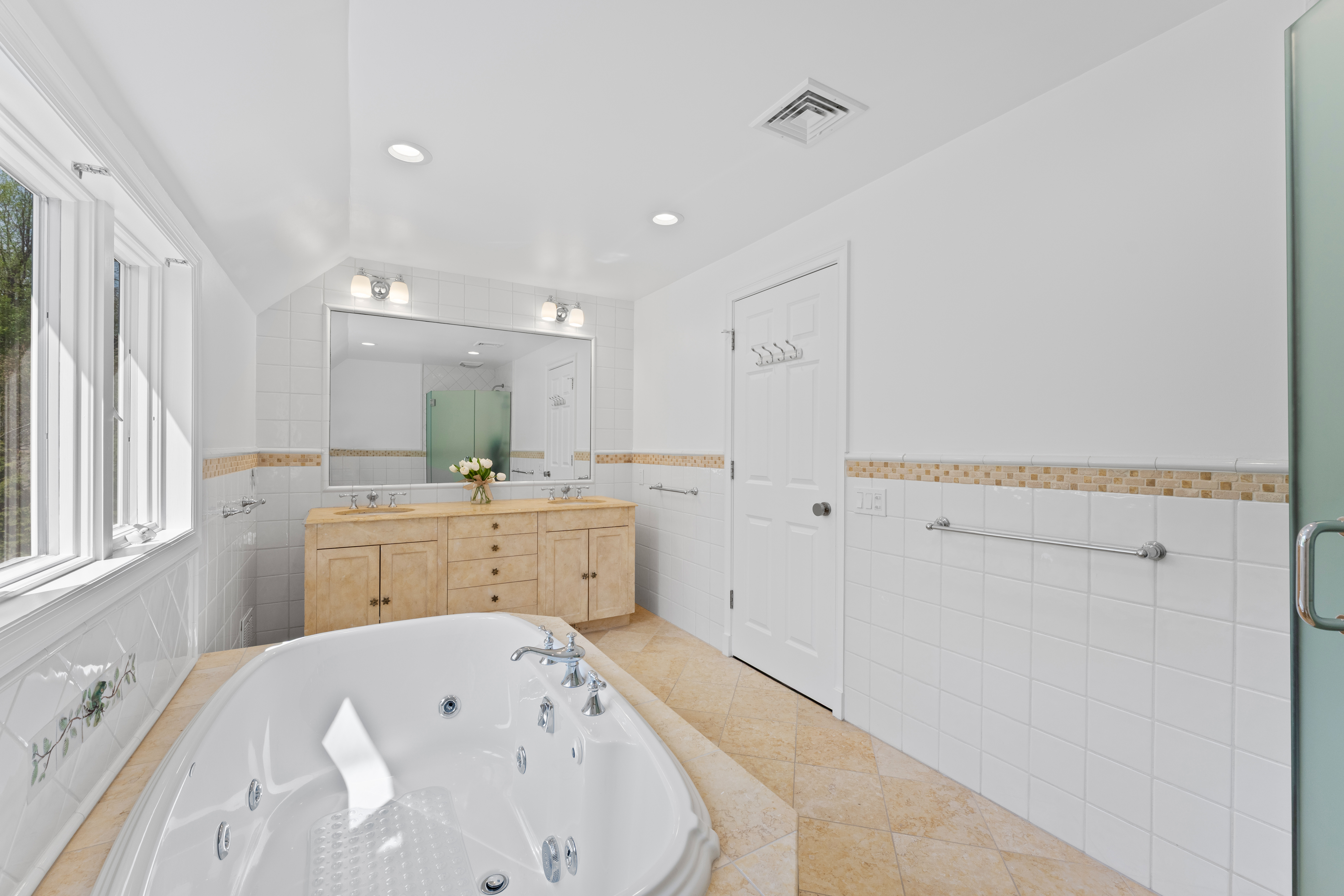  Offering timeless design, refined finishes, and exceptional comfort. - 物件實景