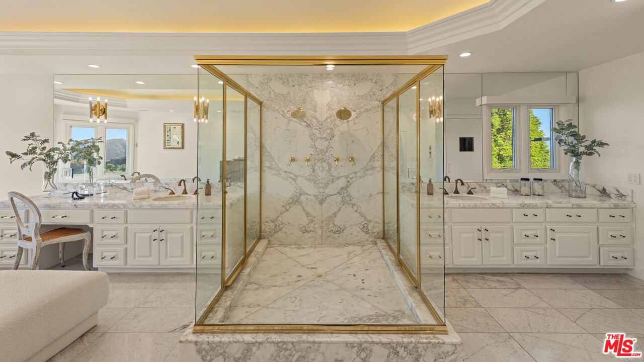Los Angeles, California, 90049, United States, 5 Bedrooms Bedrooms, ,4 BathroomsBathrooms,Residential,For Sale,1889913