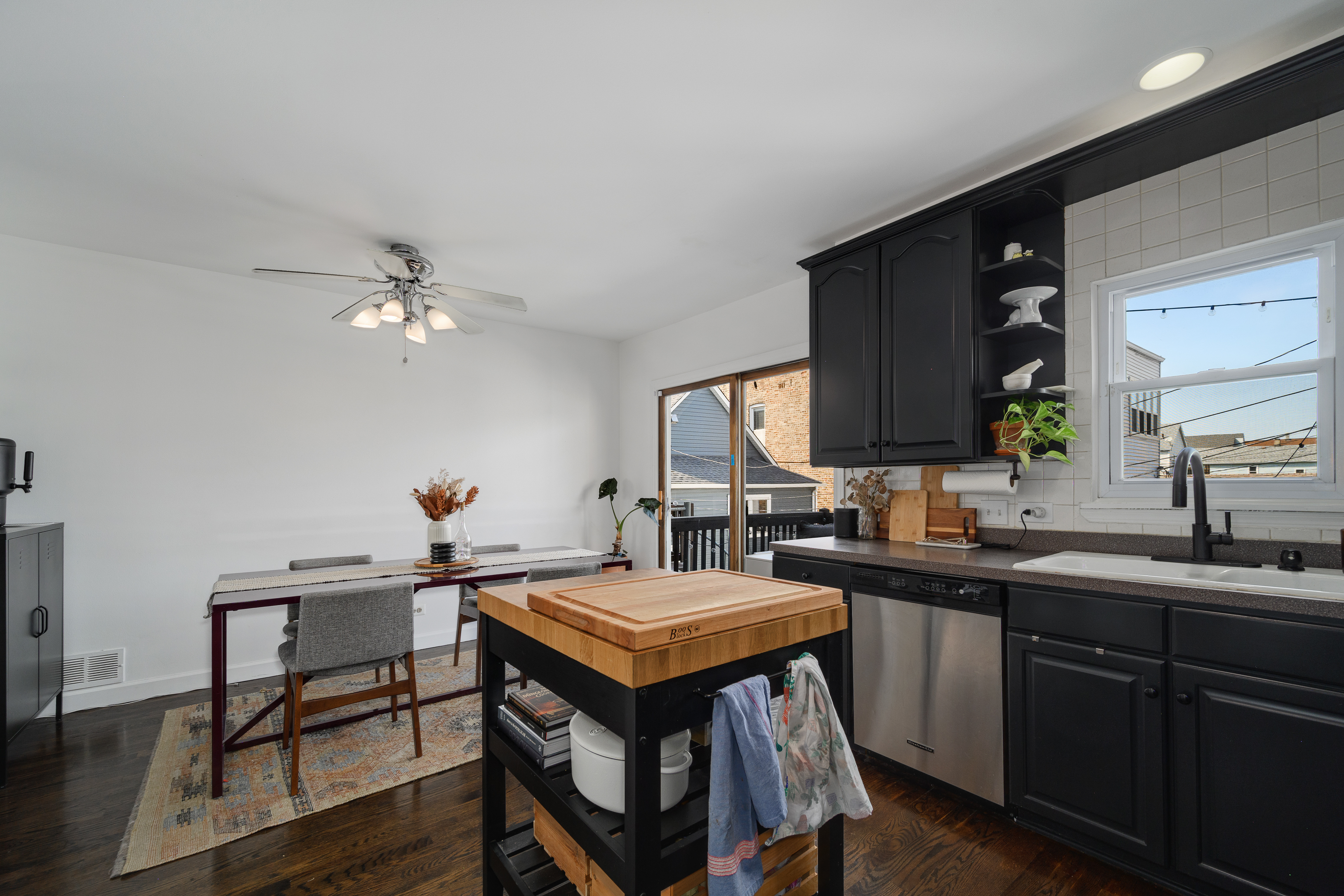  Incredible Opportunity in Canaryville Bridgeport - 物件實景