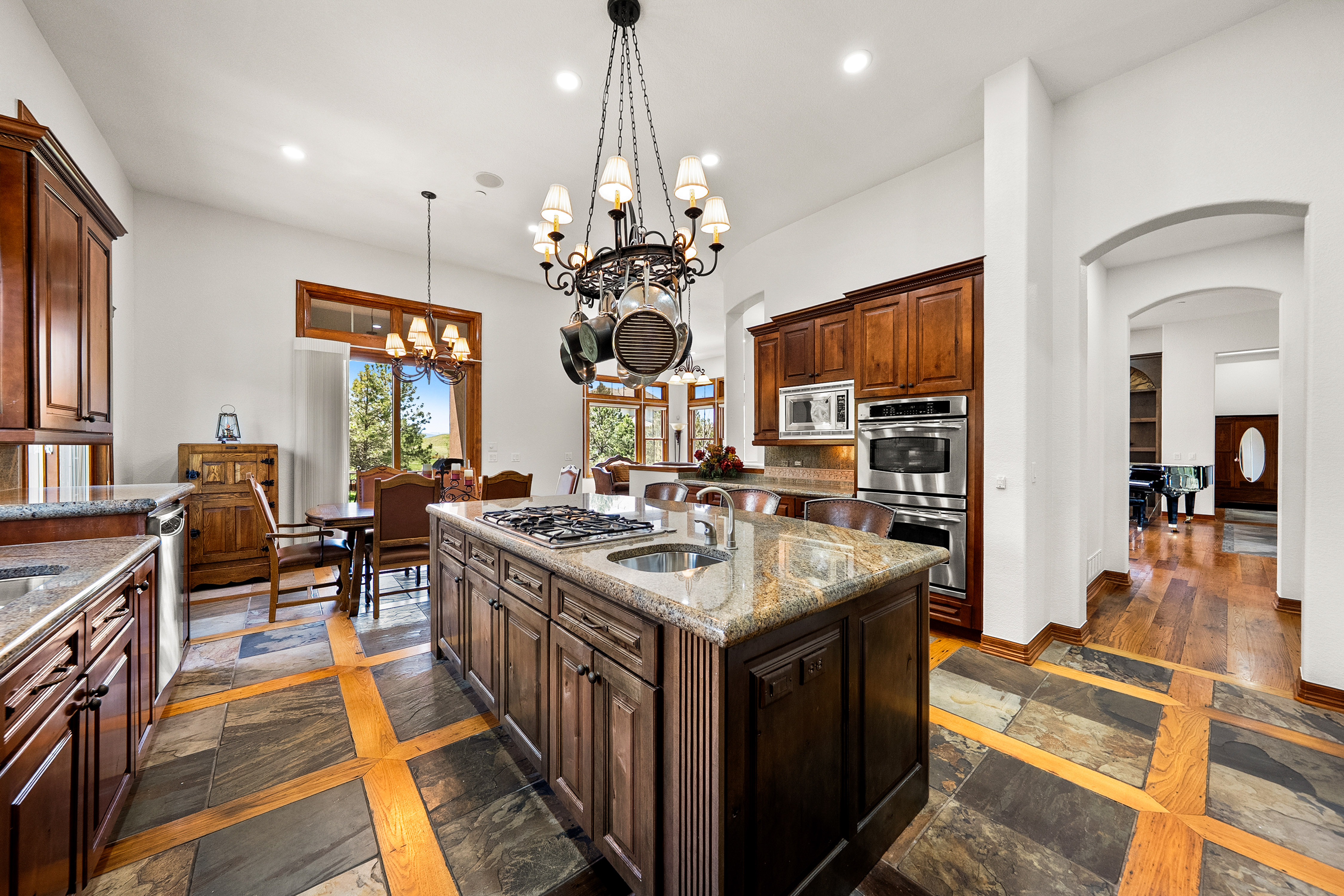  Exceptional ranch-style home in the prestigious gated golf course community - 物件實景