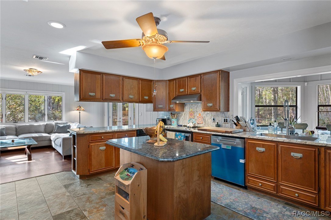 Brooksville, Florida, 34601, United States, 3 Bedrooms Bedrooms, ,2 BathroomsBathrooms,Residential,For Sale,1928747
