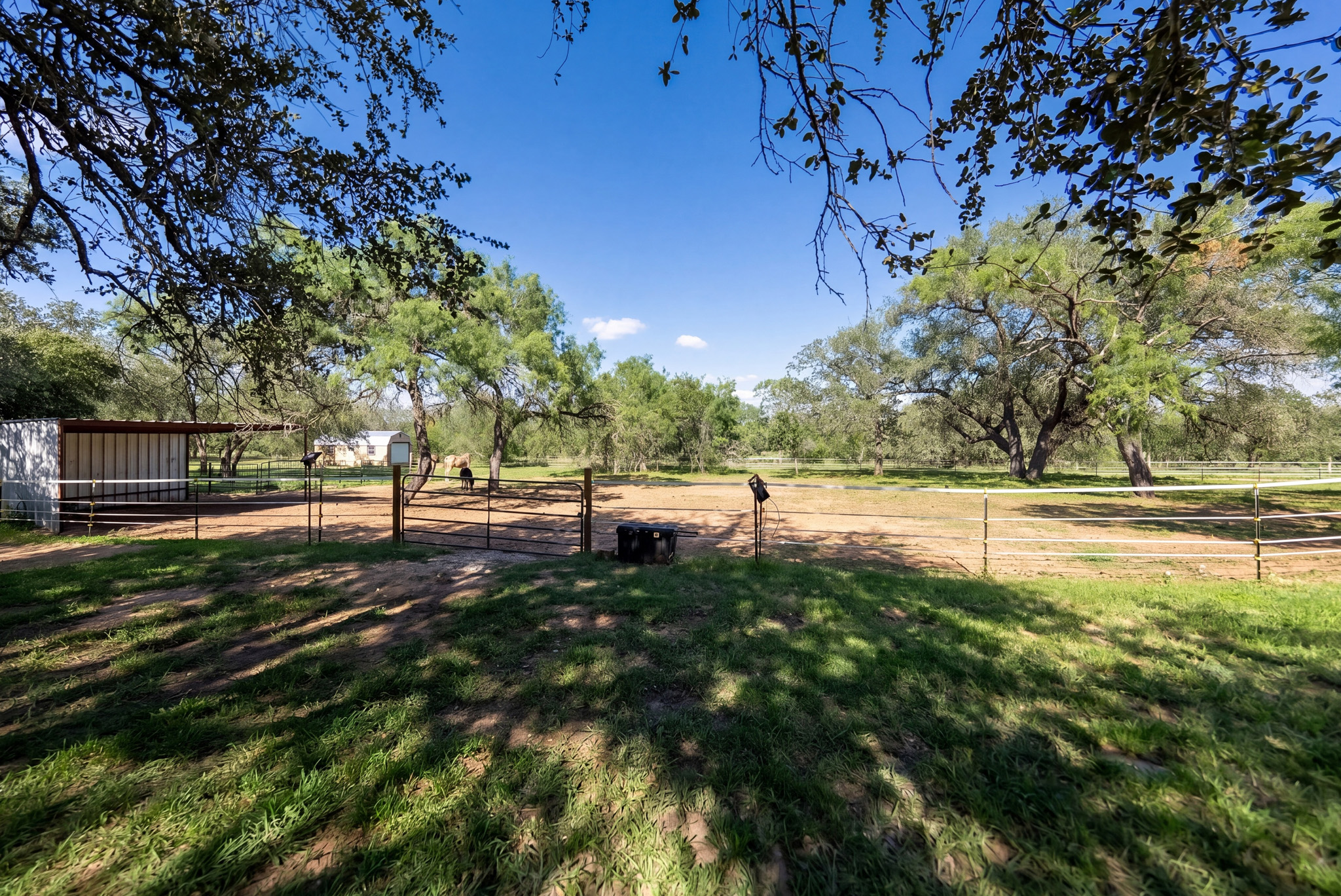  Private 10-Acre Horse Property in Lytle - 物件實景