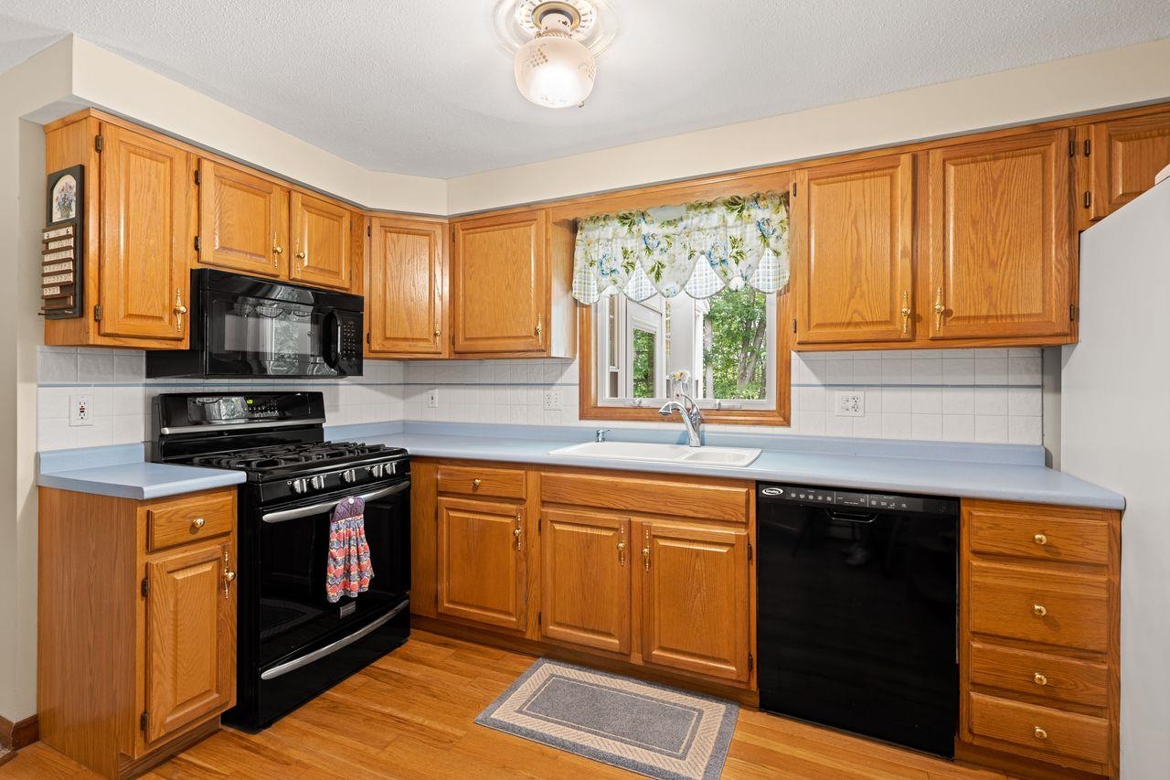 Hooksett, New Hampshire, 03106, United States, 3 Bedrooms Bedrooms, ,2 BathroomsBathrooms,Residential,For Sale,1897841