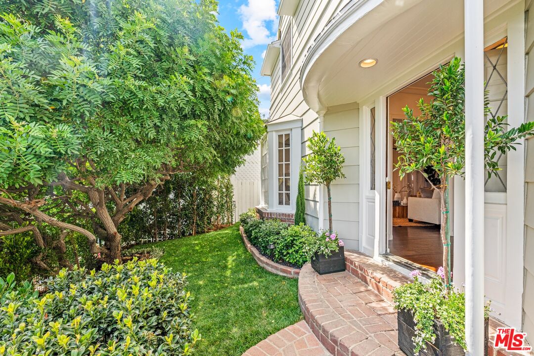 Los Angeles, California, 90046, United States, 3 Bedrooms Bedrooms, ,3 BathroomsBathrooms,Residential,For Sale,1906693