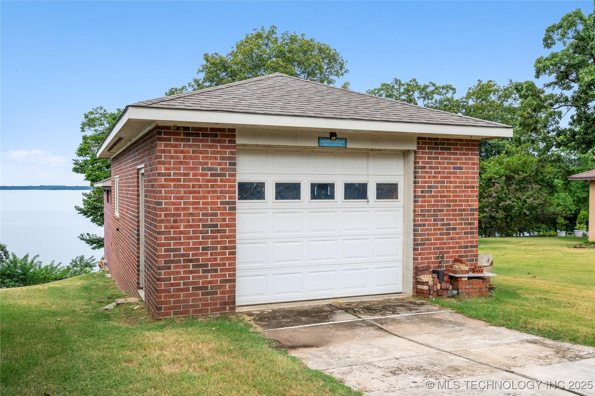 Hulbert, Oklahoma, 74441, United States, 3 Bedrooms Bedrooms, ,2 BathroomsBathrooms,Residential,For Sale,1920796