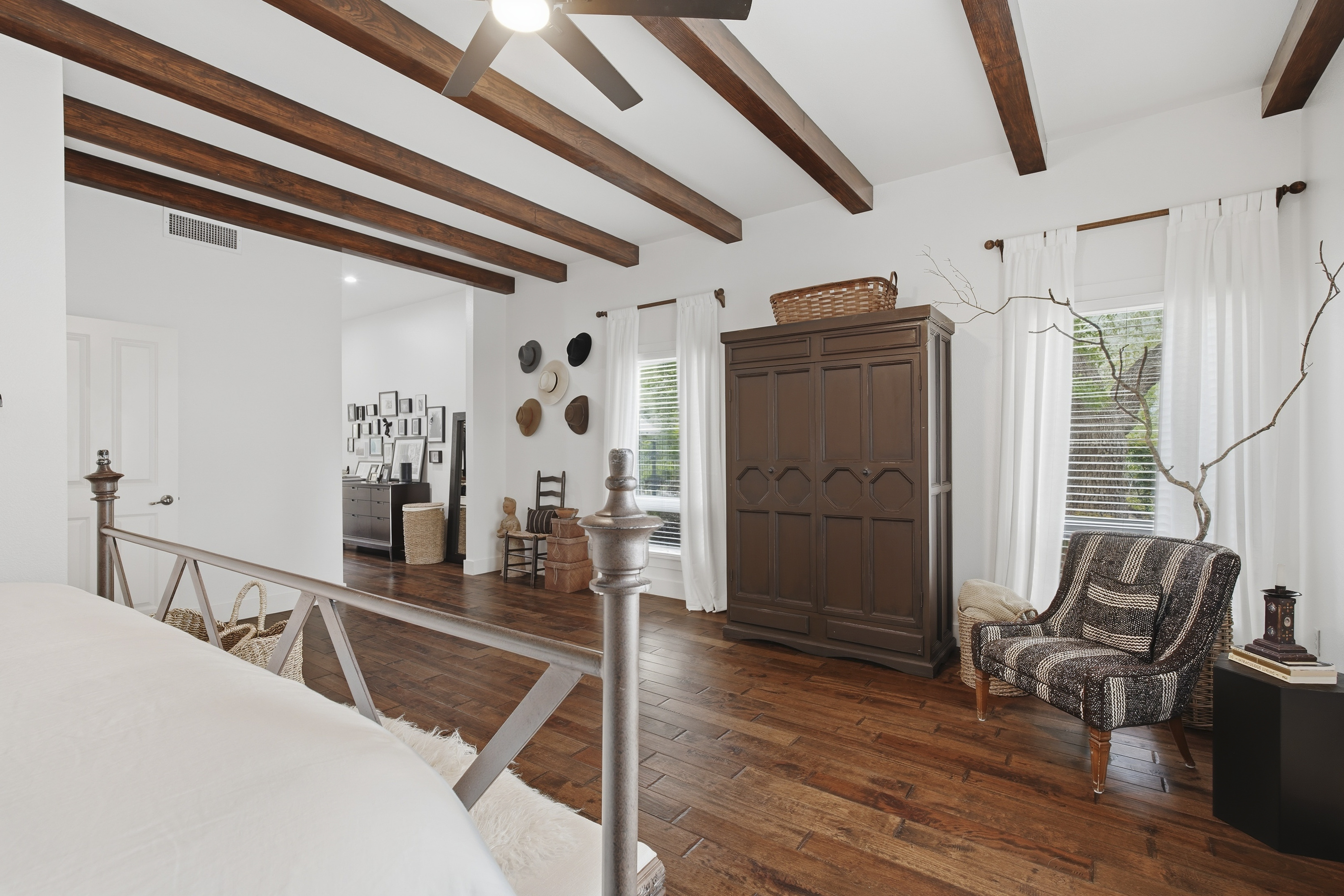  Custom-Designed Home on a 1-Acre - 物件實景