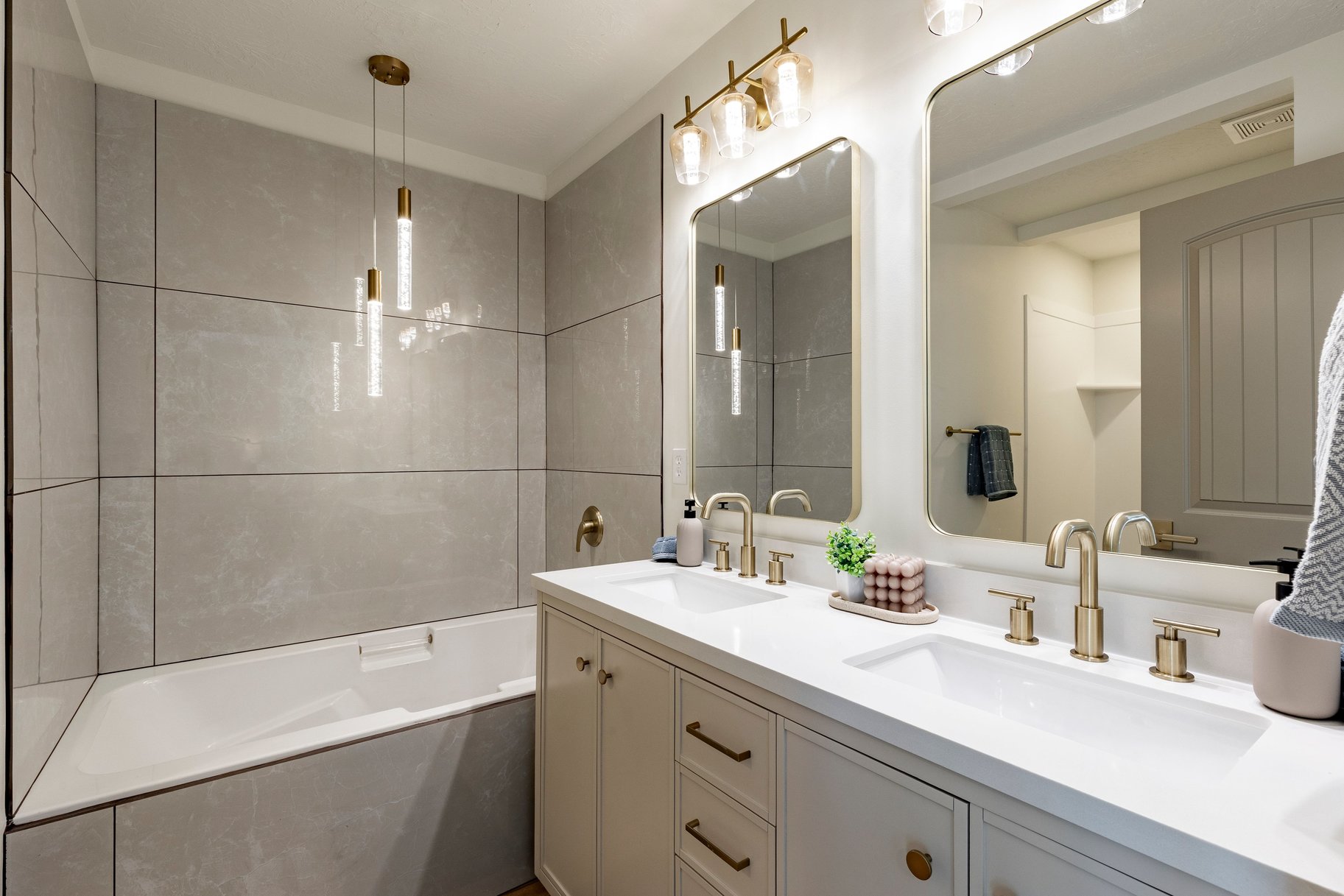  Fully Remodeled End-Unit in Prime Midvale Location - 物件實景