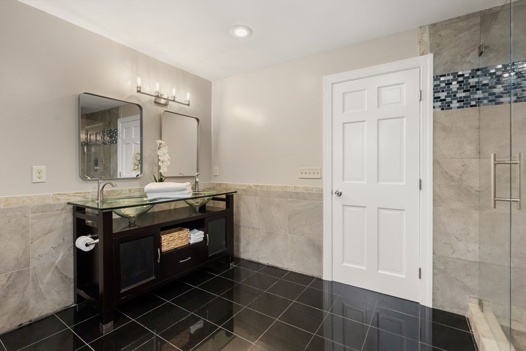 Greenfield, Massachusetts, 01301, United States, 4 Bedrooms Bedrooms, ,4 BathroomsBathrooms,Residential,For Sale,1967779