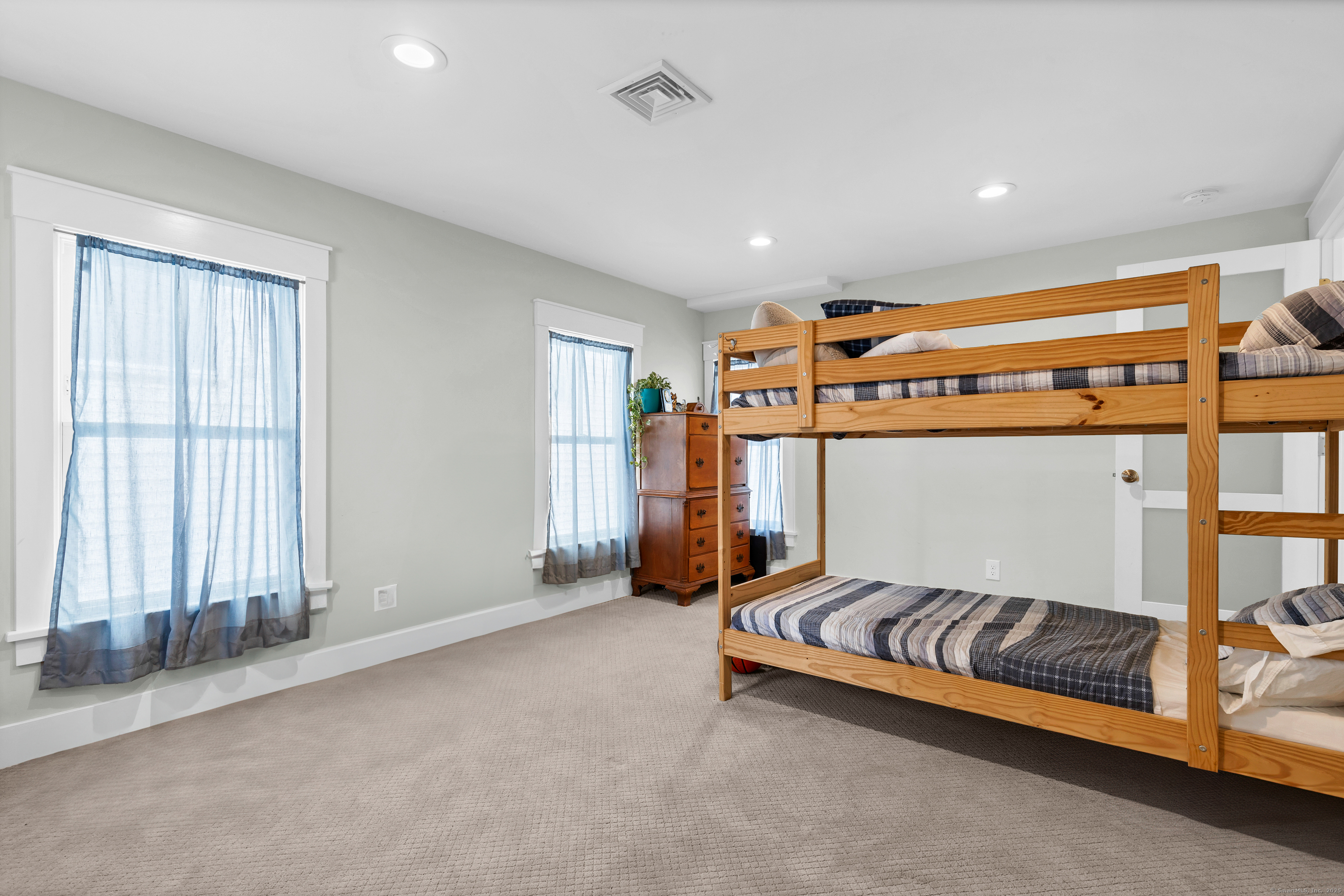 Groton, Connecticut, 06340, United States, 3 Bedrooms Bedrooms, ,2 BathroomsBathrooms,Residential,For Sale,1928735