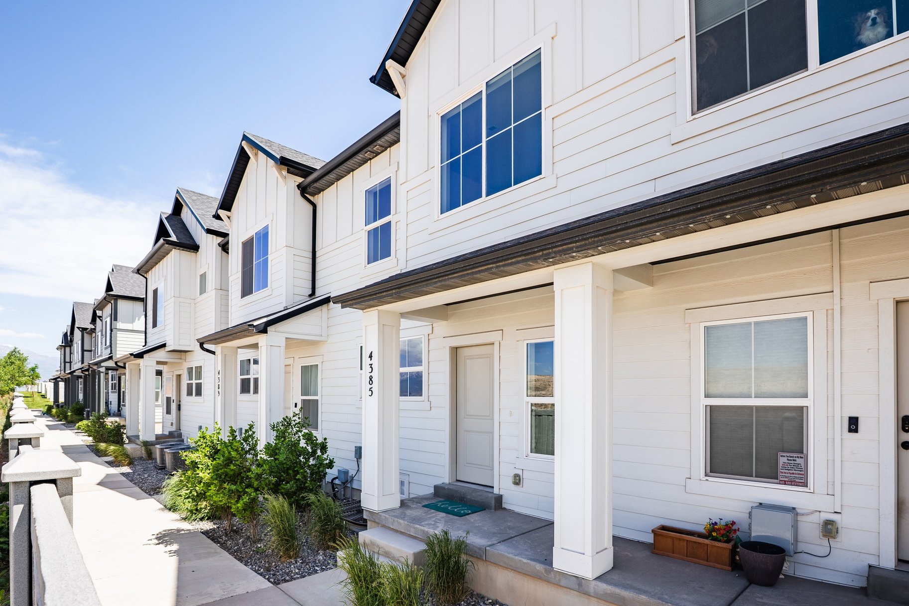  Bright & Quiet Townhome Ready to Be Your Next Home - 物件實景
