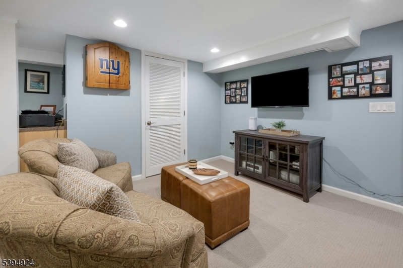 Verona Twp., New Jersey, 07044, United States, 4 Bedrooms Bedrooms, ,3 BathroomsBathrooms,Residential,For Sale,1992064