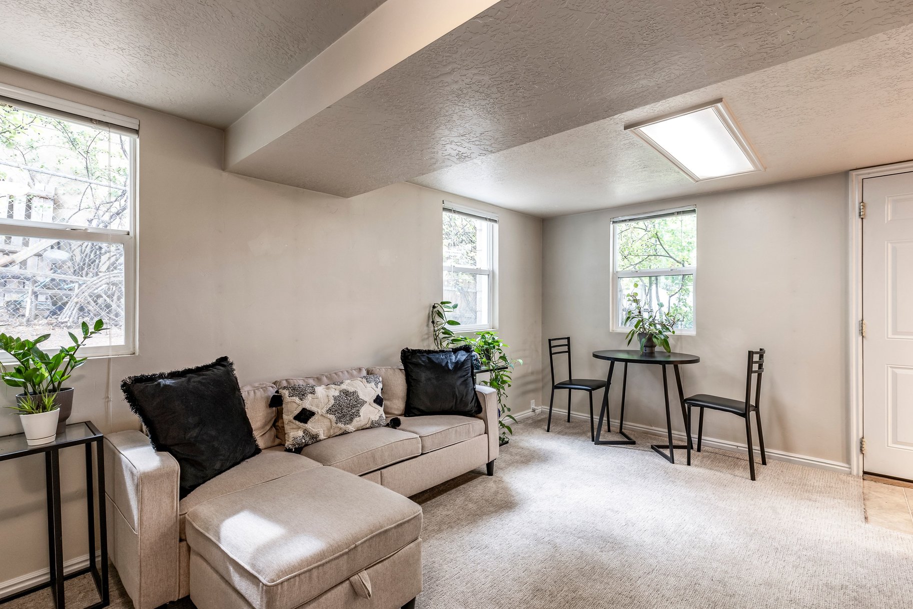  Charming home, flexible living options, rental income - 物件實景