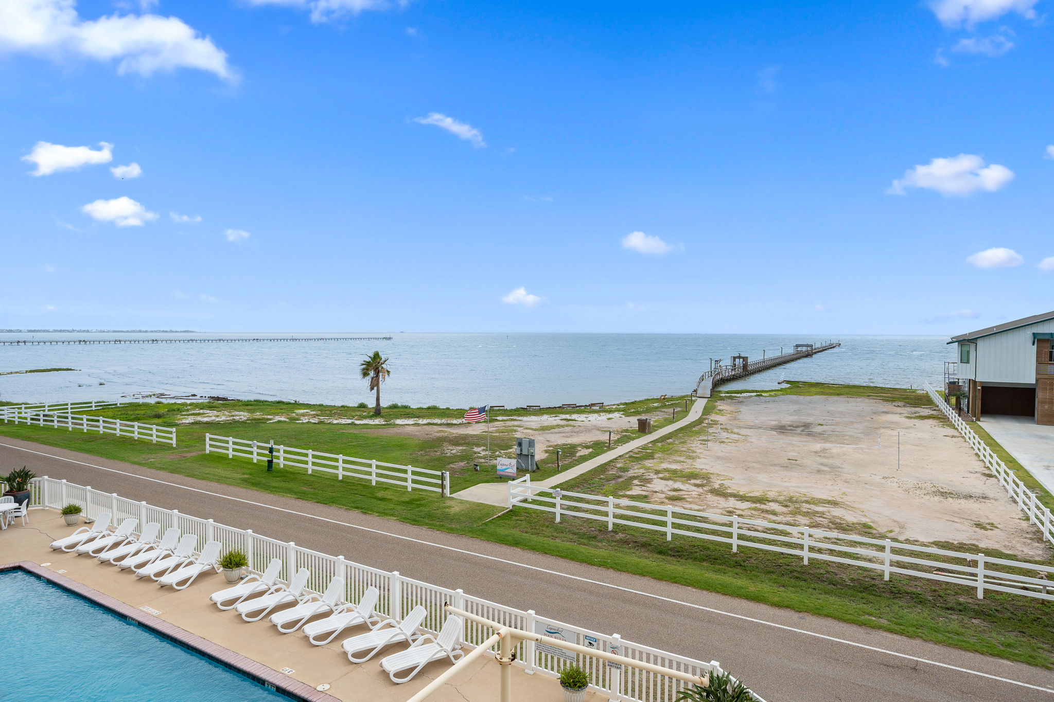  STUNNING WATERFRONT CONDO WITH MODERN UPDATES & SPECTACULAR VIEWS - 物件實景