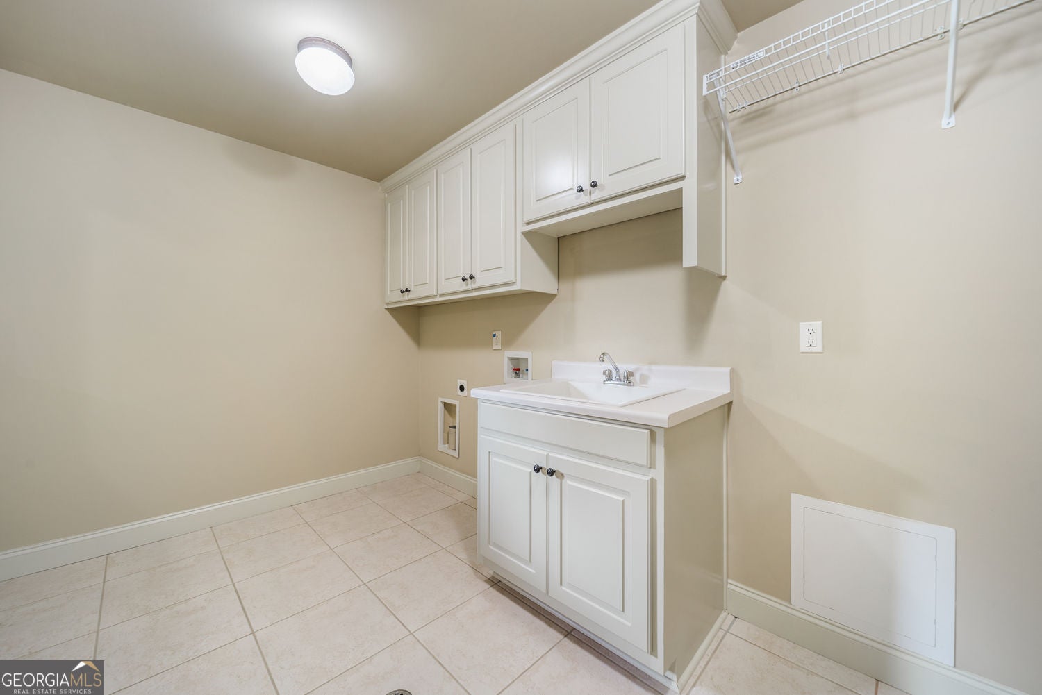 Snellville, Georgia, 30078, United States, 4 Bedrooms Bedrooms, ,5 BathroomsBathrooms,Residential,For Sale,1992513