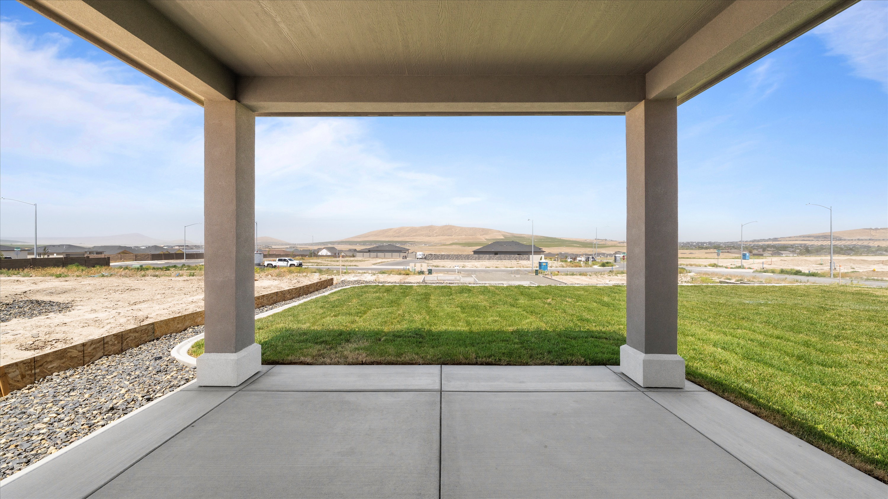  4-Car Garage &View - 物件實景