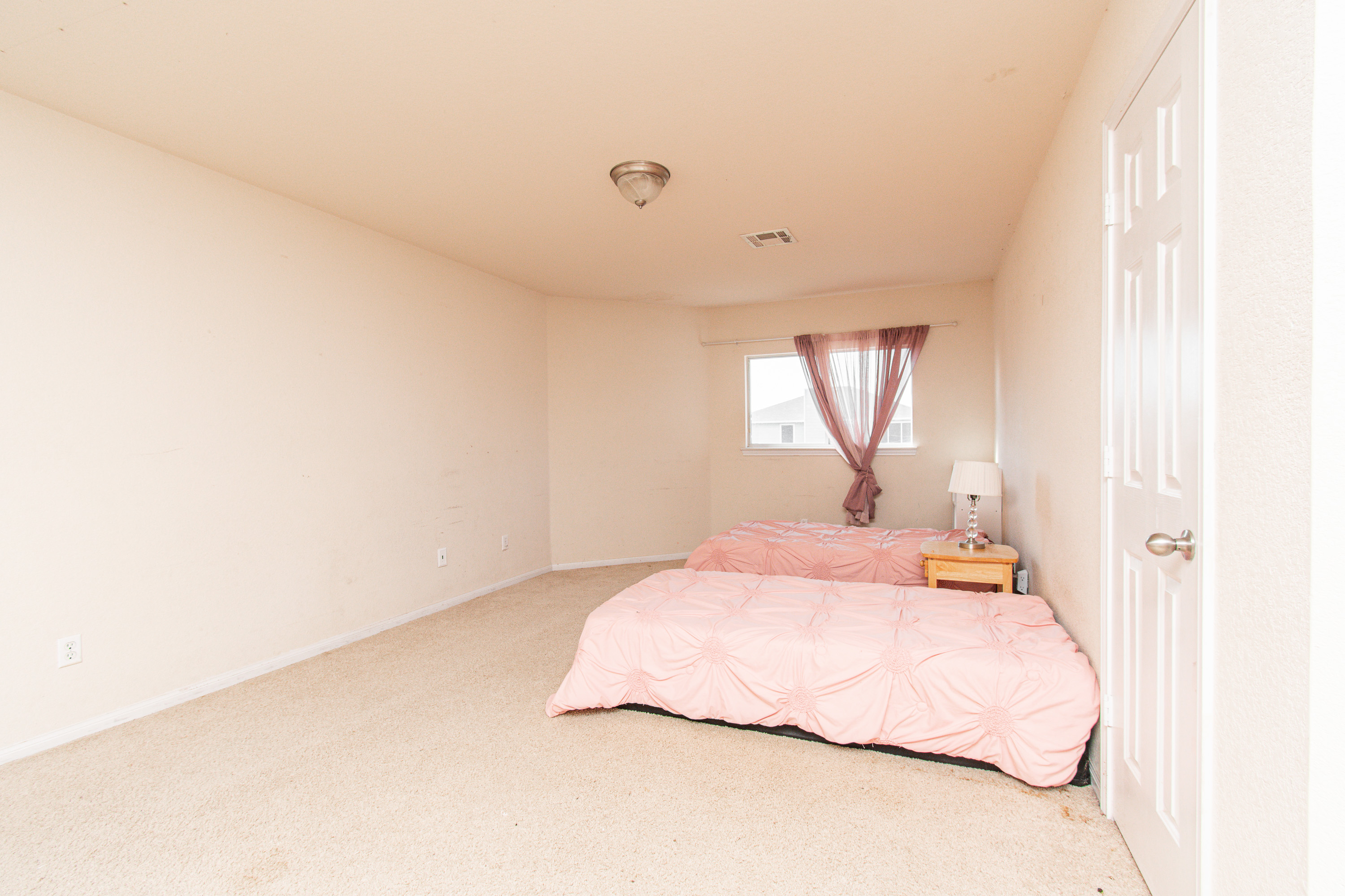  Spacious Two Storh Home  Great Layout  Value Priced Home - 物件實景