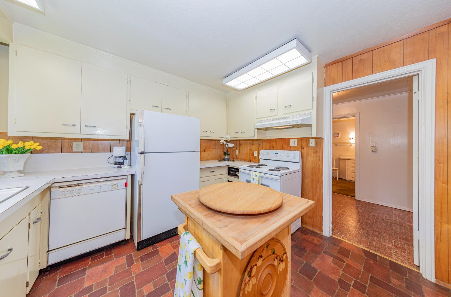 Fish Camp, California, 93623, United States, 5 Bedrooms Bedrooms, ,2 BathroomsBathrooms,Residential,For Sale,1869903