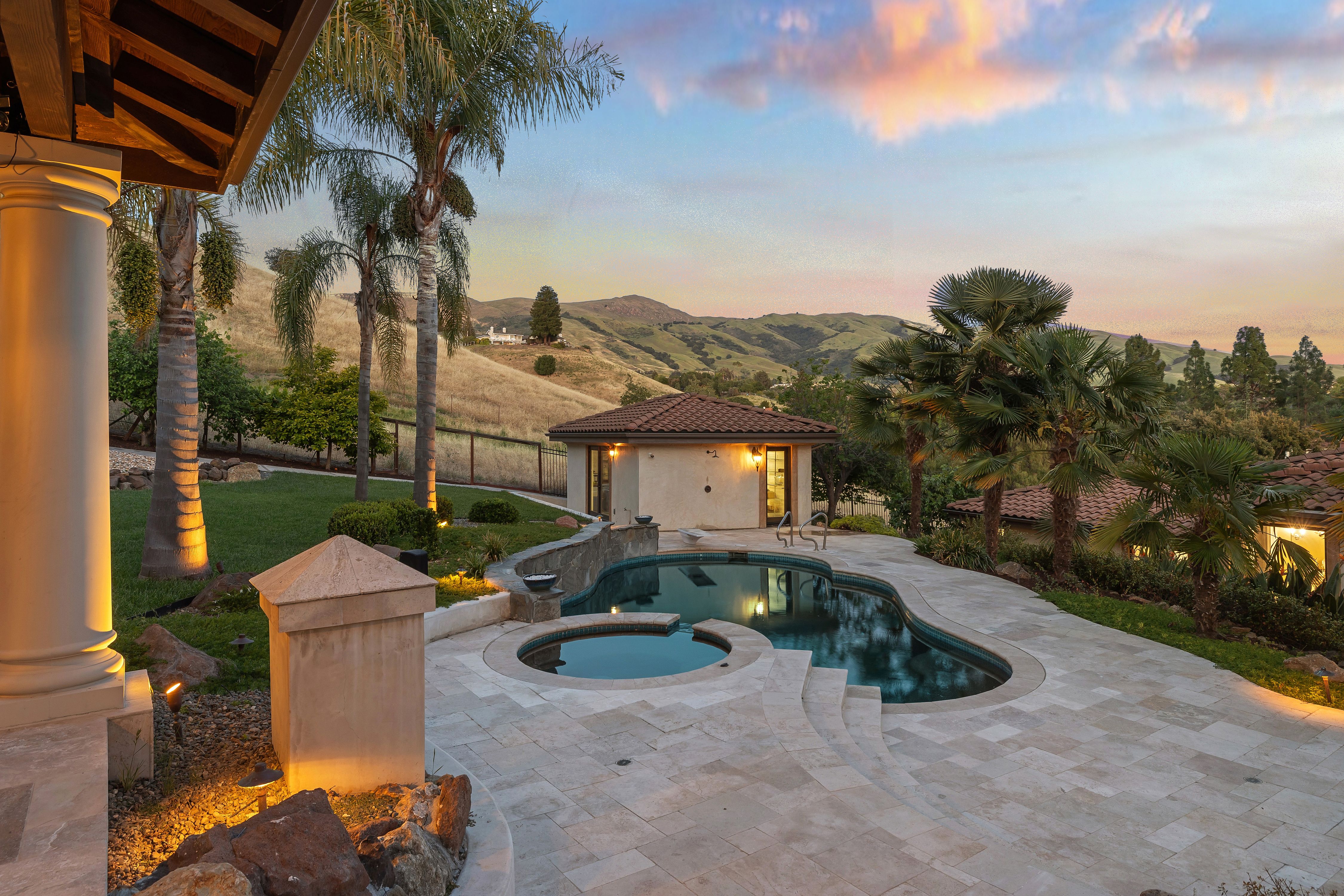  Grand Mediterranean Estate with Private Multi-Generational Wing - 物件實景