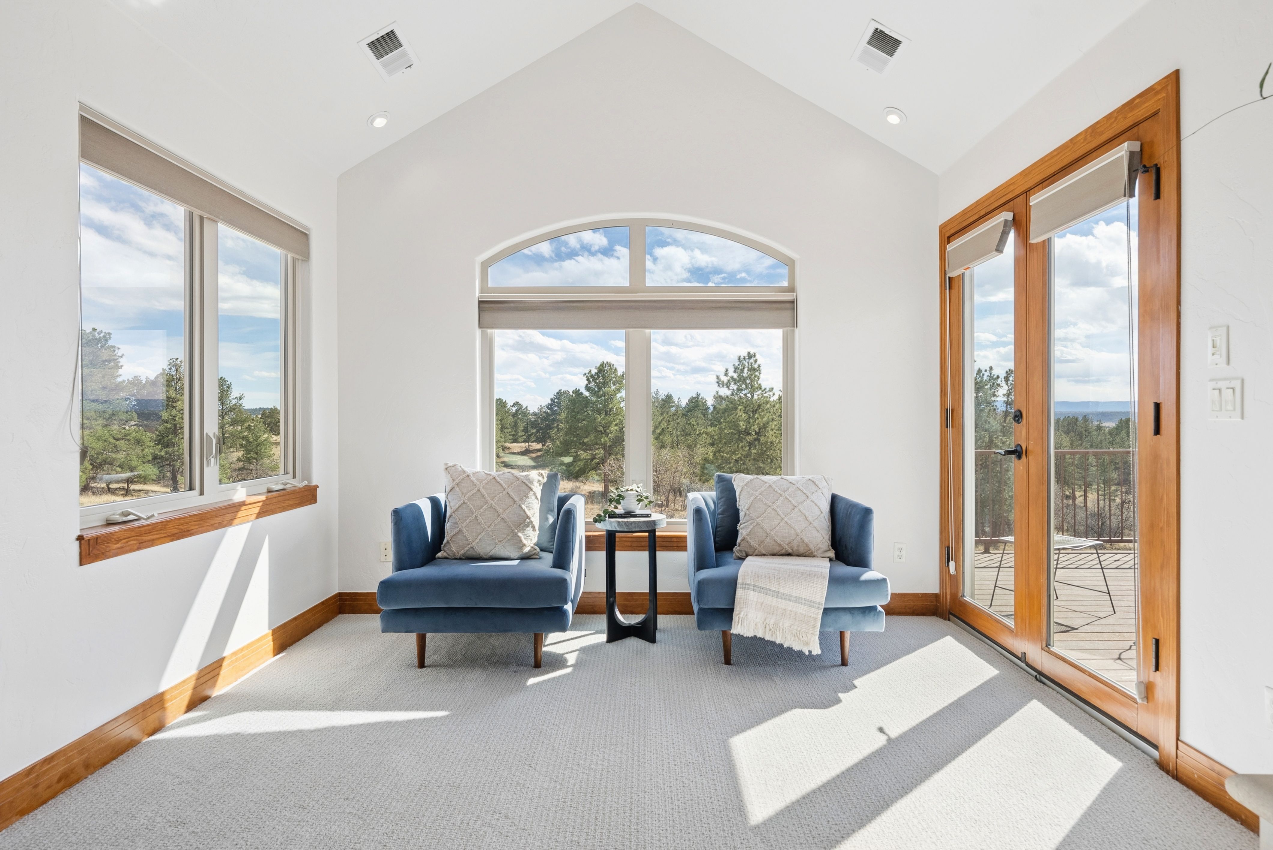  Set high on a hill in The Timbers and backing to open space - 物件實景