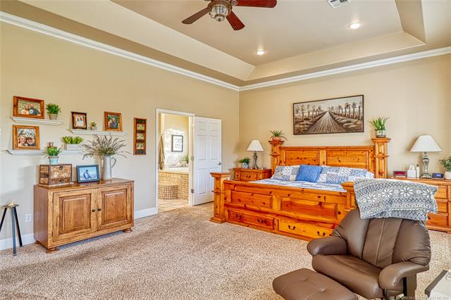 Eufaula, Oklahoma, 74432, United States, 3 Bedrooms Bedrooms, ,4 BathroomsBathrooms,Residential,For Sale,1976546