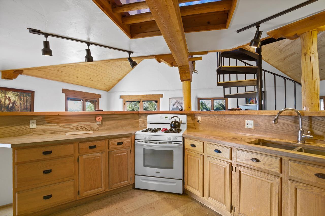 Taos, New Mexico, 87571, United States, 5 Bedrooms Bedrooms, ,5 BathroomsBathrooms,Residential,For Sale,1850359
