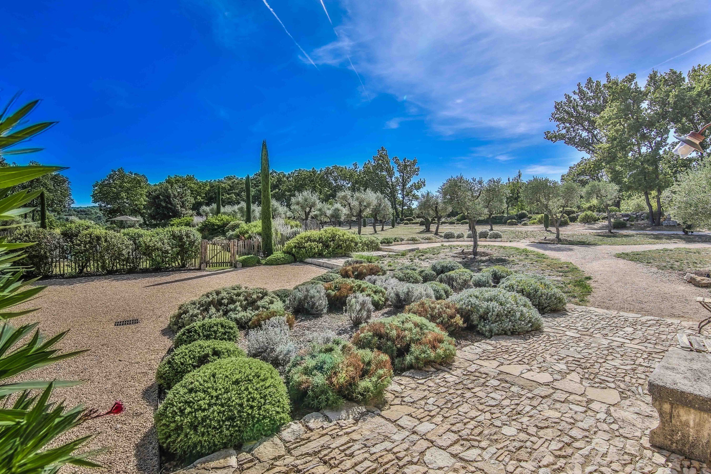  a home immersed in nature, where  provence becomes a way of life - 物件實景