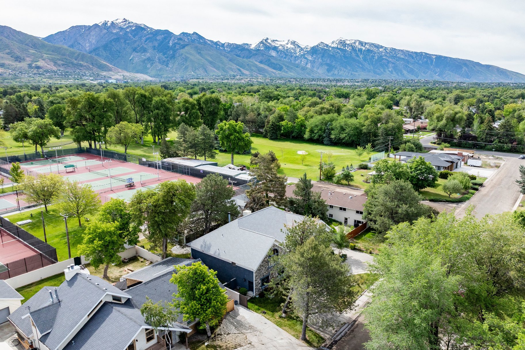  Timeless Holladay Opportunity Backing Cottonwood Club - 物件實景