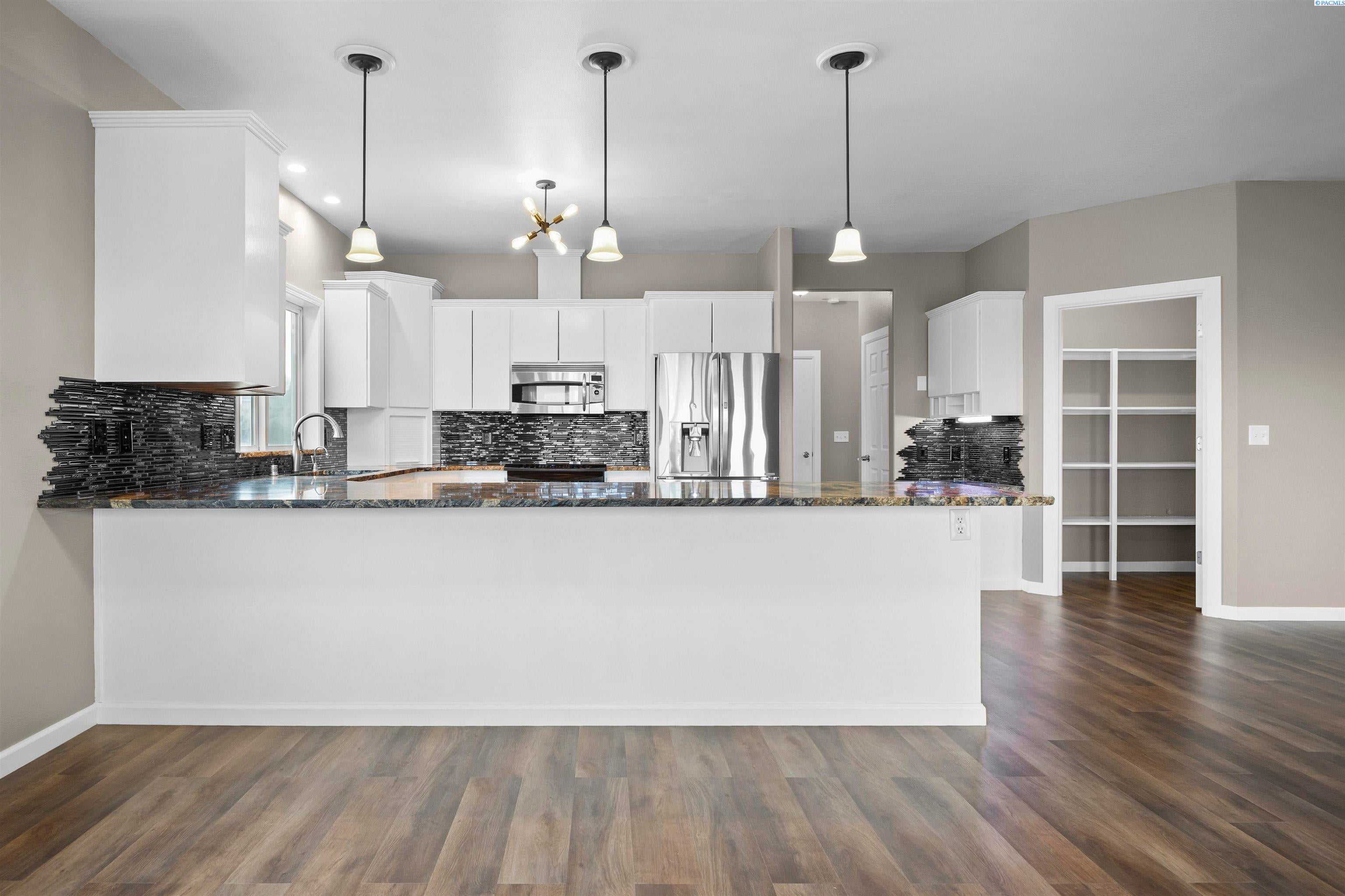 West Richland, Washington, 99353, United States, 5 Bedrooms Bedrooms, ,3 BathroomsBathrooms,Residential,For Sale,2020893