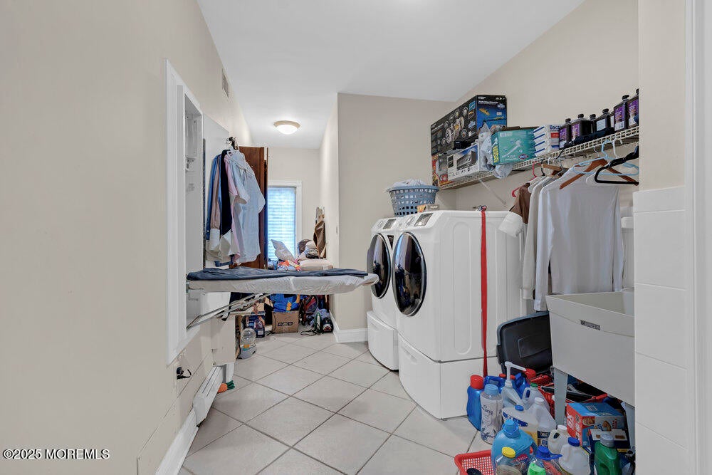 Manalapan, New Jersey, 07726, United States, 5 Bedrooms Bedrooms, ,5 BathroomsBathrooms,Residential,For Sale,1980978