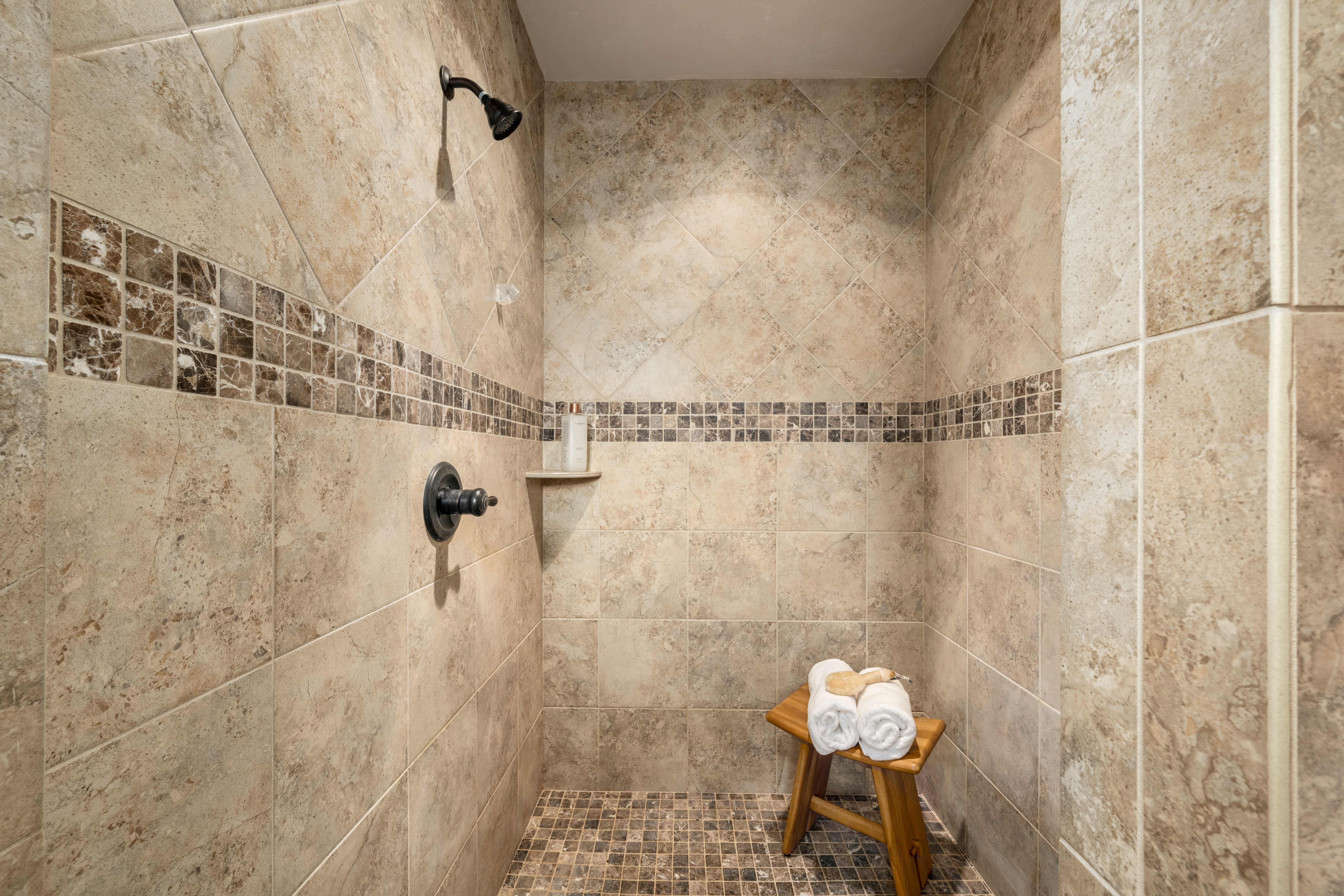  Custom Built on 1 Acre - 物件實景