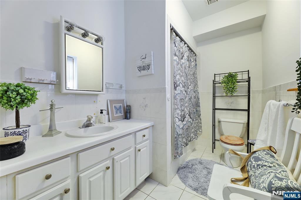 North Arlington, New Jersey, 07031, United States, 6 Bedrooms Bedrooms, ,4 BathroomsBathrooms,Residential,For Sale,1974124