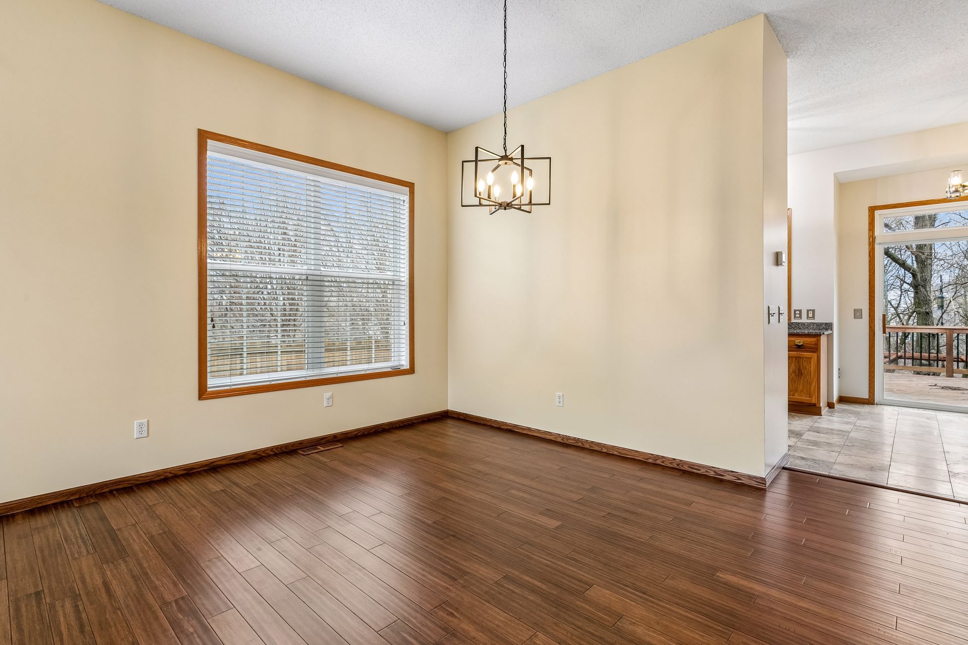  Cul-de-Sac Living with Over an Acre of Land - 物件實景