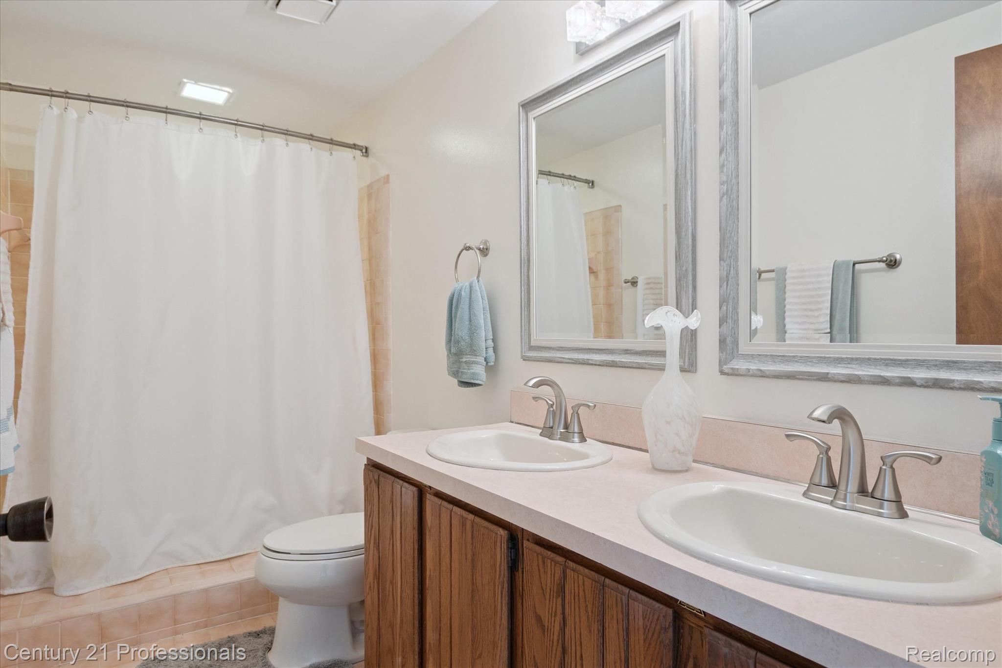 Northville, Michigan, 48167, United States, 4 Bedrooms Bedrooms, ,3 BathroomsBathrooms,Residential,For Sale,1980855