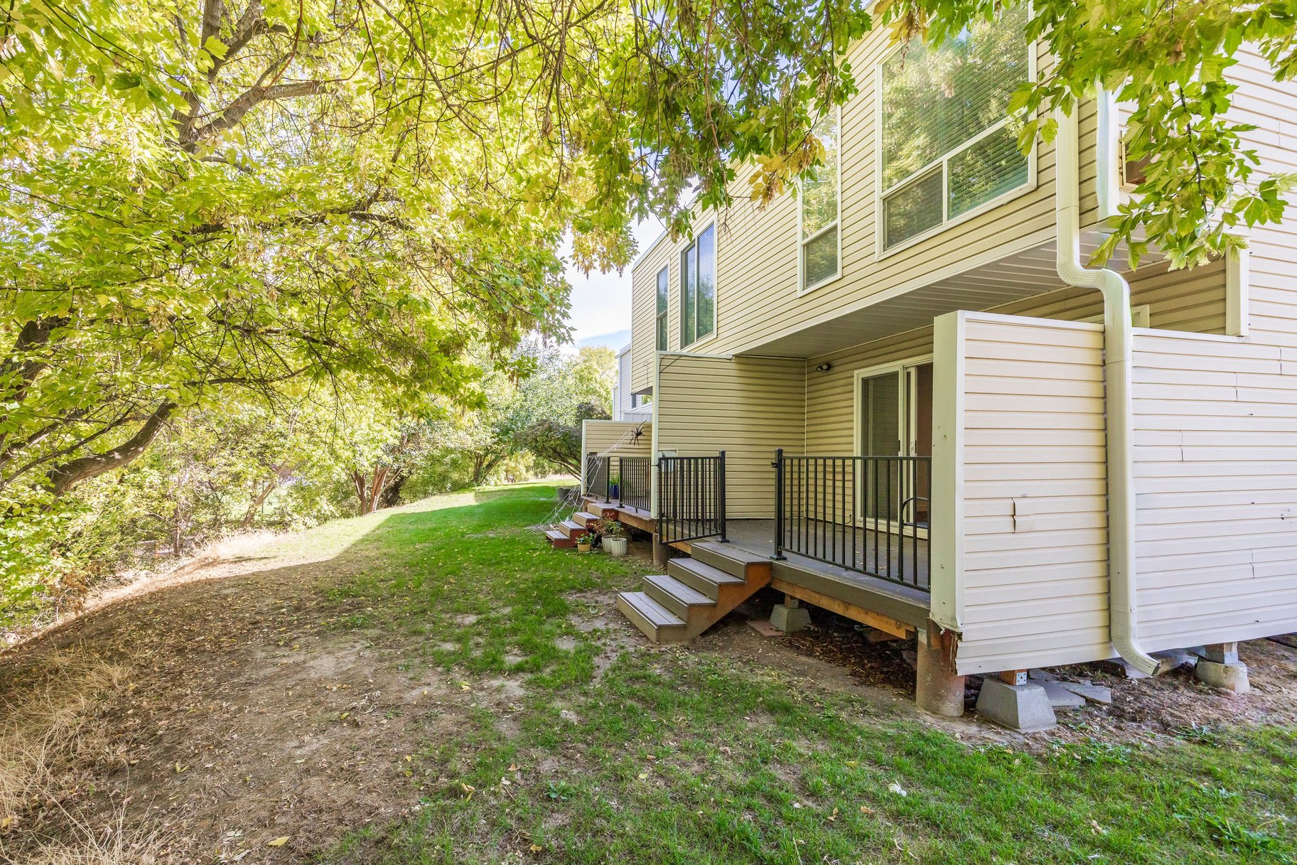  End-Unit Townhome with Updates Throughout - 物件實景