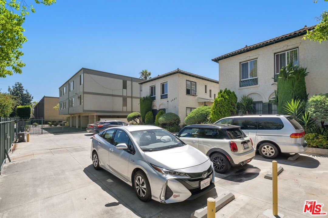 Los Angeles, California, 90019, United States, 12 Bedrooms Bedrooms, ,Residential,For Sale,1885364
