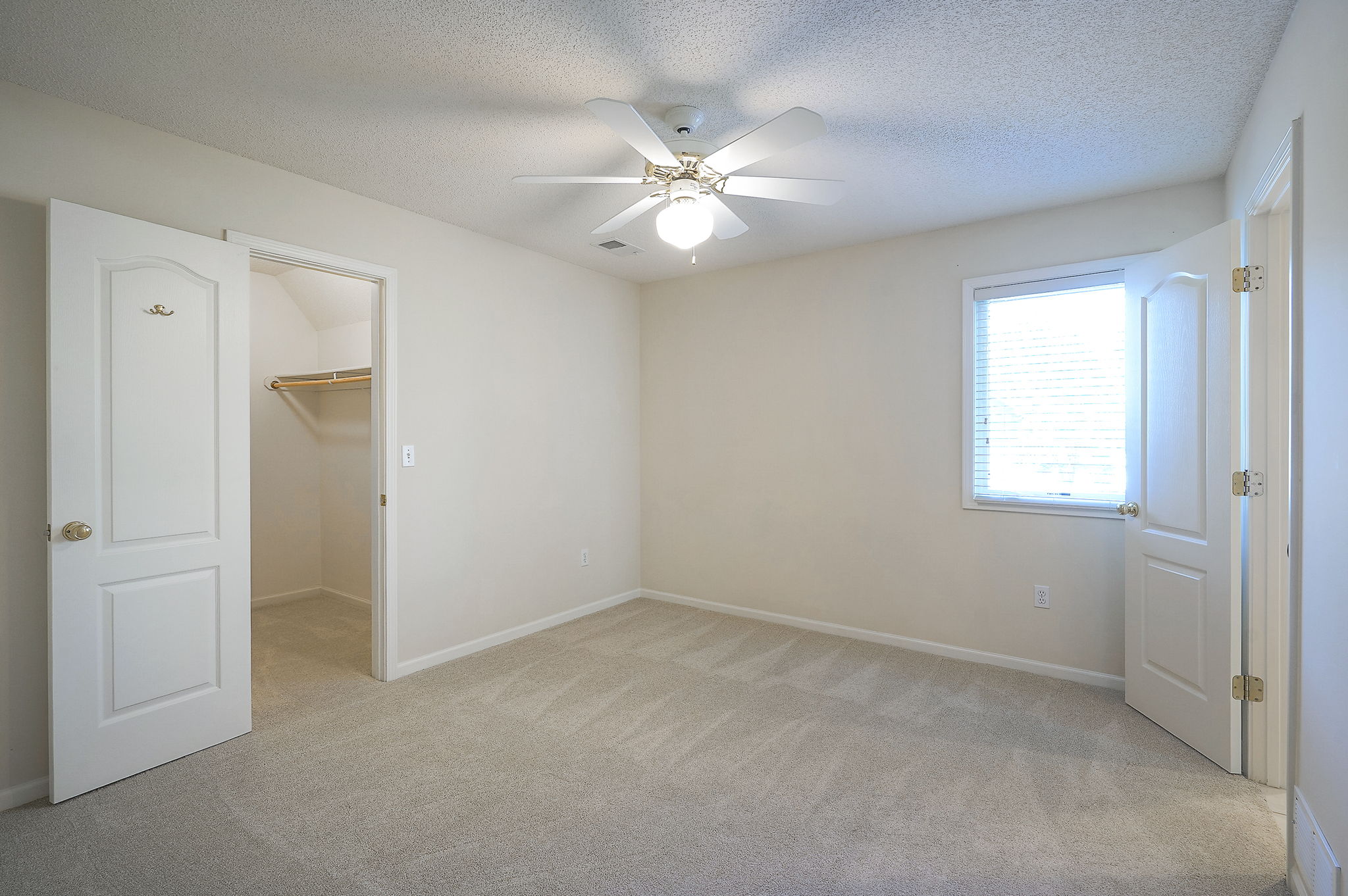  15223 Woodson Lane, Overland Park, KS 66223 - 物件實景