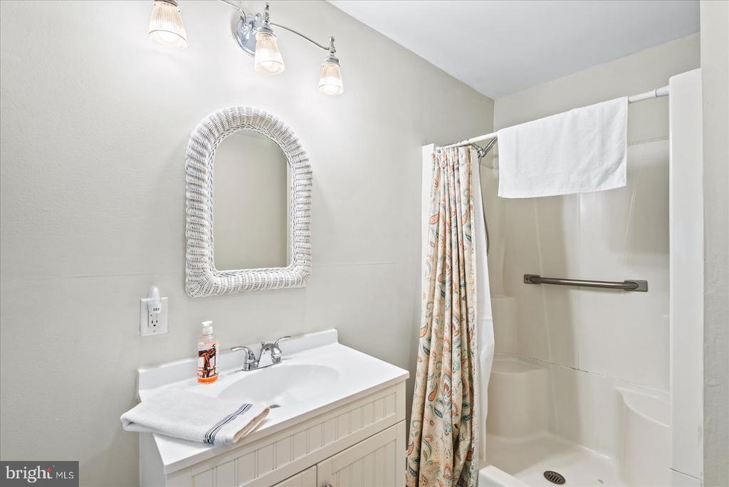 Colonial Beach, Virginia, 22443, United States, 4 Bedrooms Bedrooms, ,2 BathroomsBathrooms,Residential,For Sale,1926238