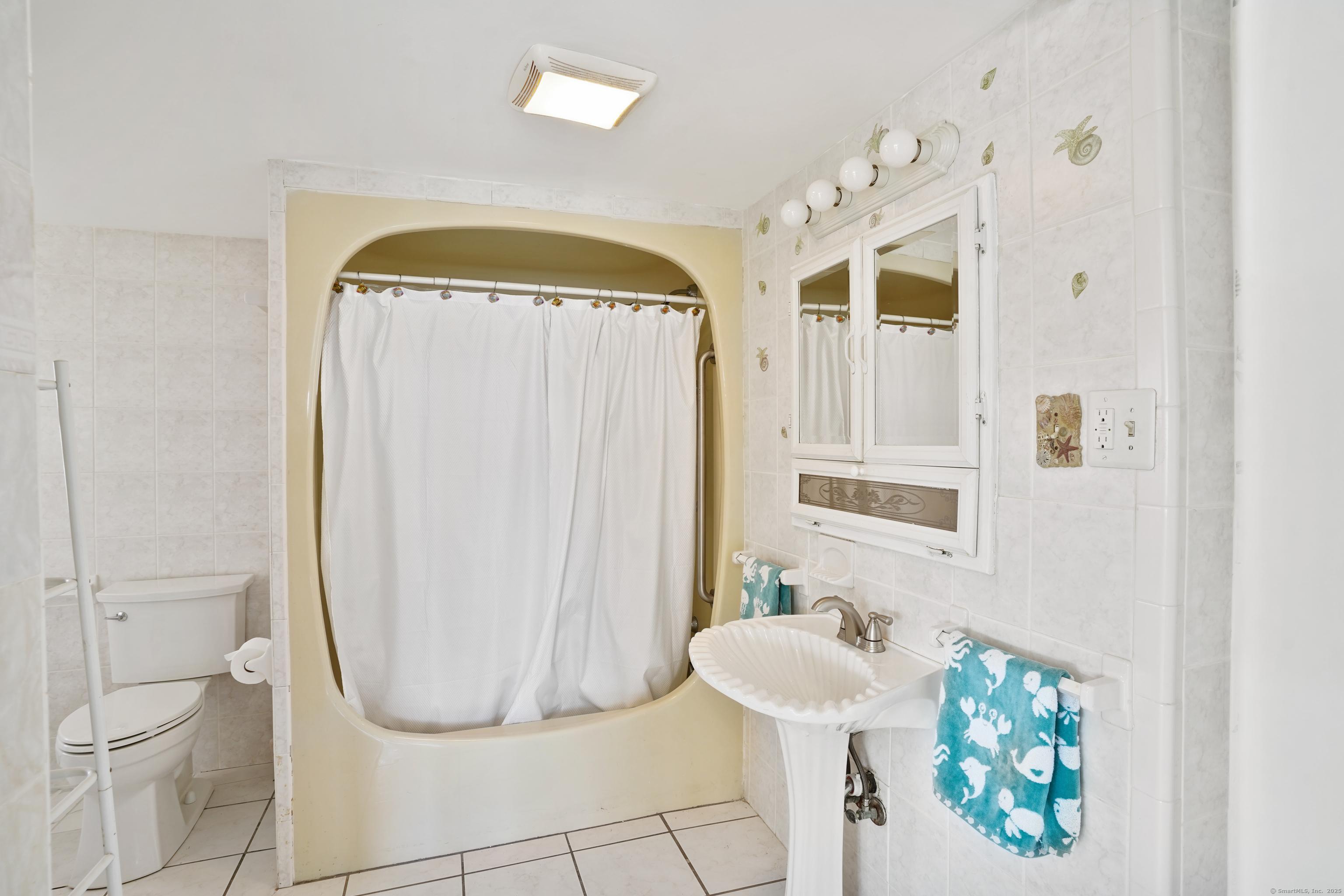 Stratford, Connecticut, 06615, United States, 3 Bedrooms Bedrooms, ,2 BathroomsBathrooms,Residential,For Sale,1940586