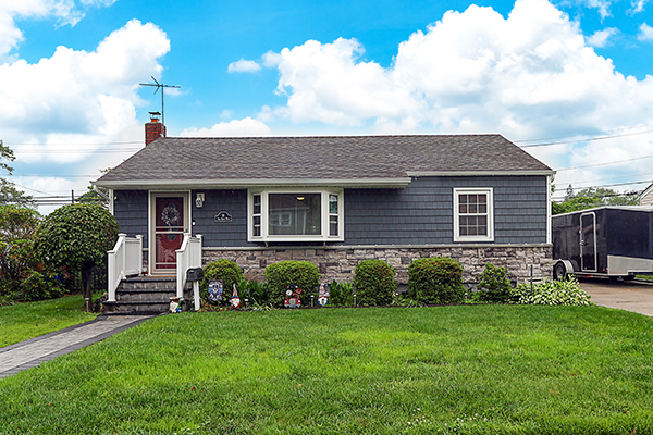 Massapequa, New York, 11758, United States, 3 Bedrooms Bedrooms, ,2 BathroomsBathrooms,Residential,For Sale,1974193