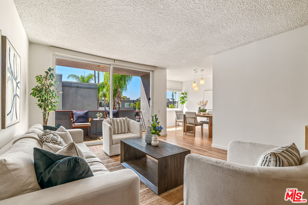 Sherman Oaks, California, 91423, United States, 2 Bedrooms Bedrooms, ,2 BathroomsBathrooms,Residential,For Sale,1920013