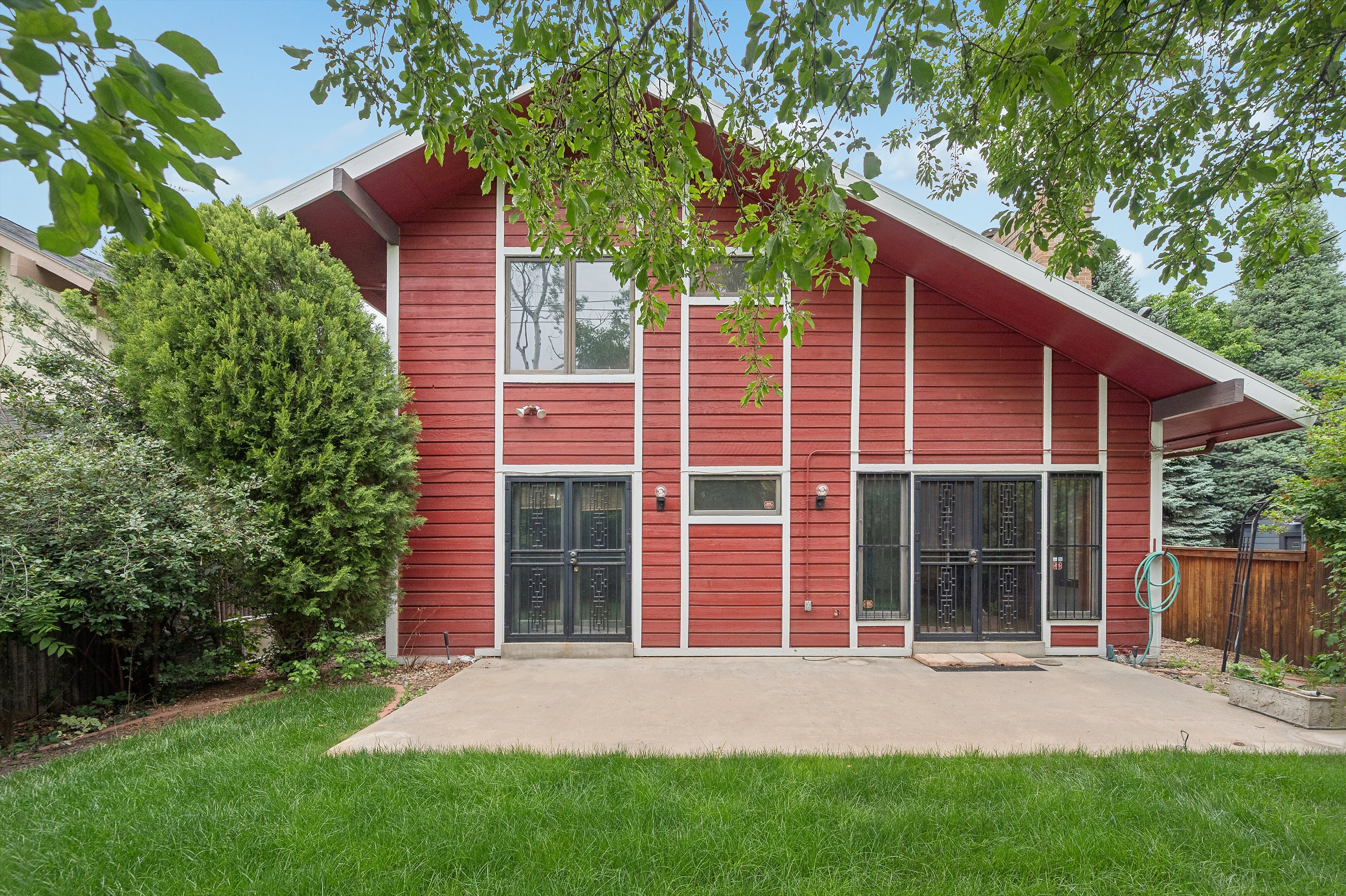  Architecturally distinctive home exudes a warm chalet and alpine feeling - 物件實景