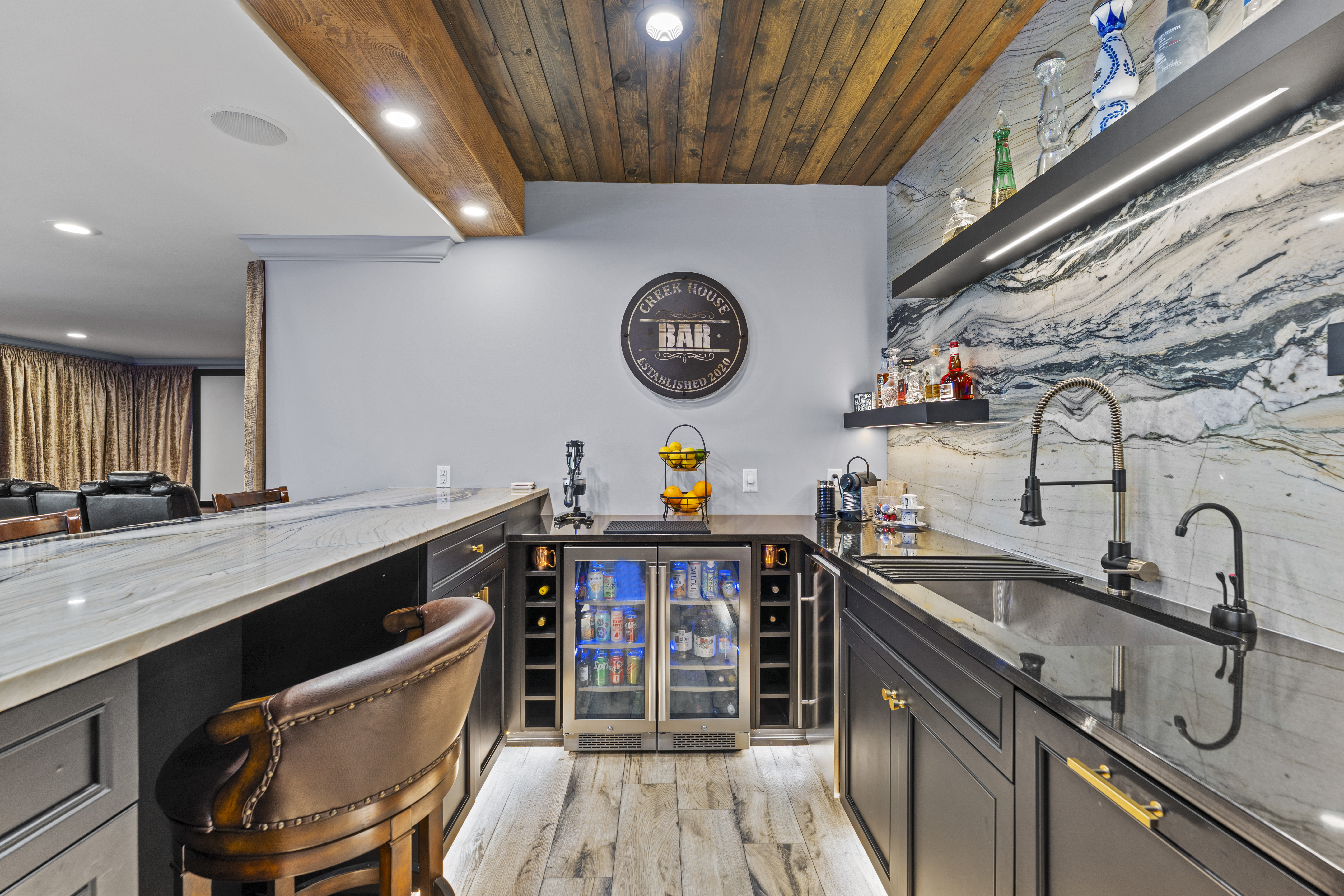  Discover unmatched luxury and versatility in this custom Craftsman-style estate - 物件實景