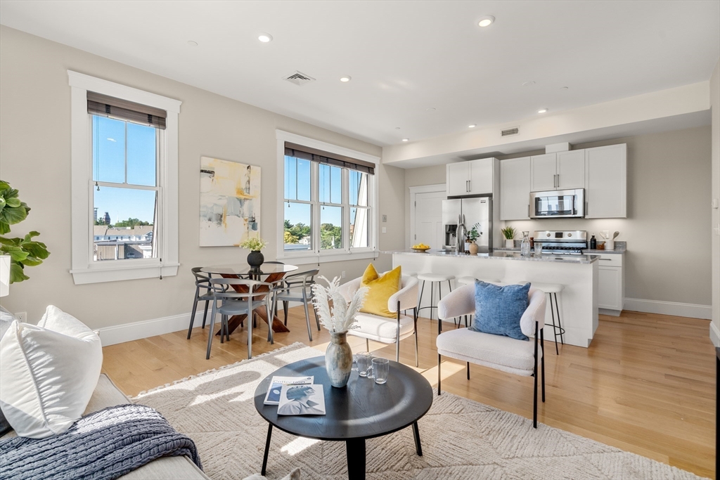 Somerville, Massachusetts, 02143, United States, 2 Bedrooms Bedrooms, ,2 BathroomsBathrooms,Residential,For Sale,1934181