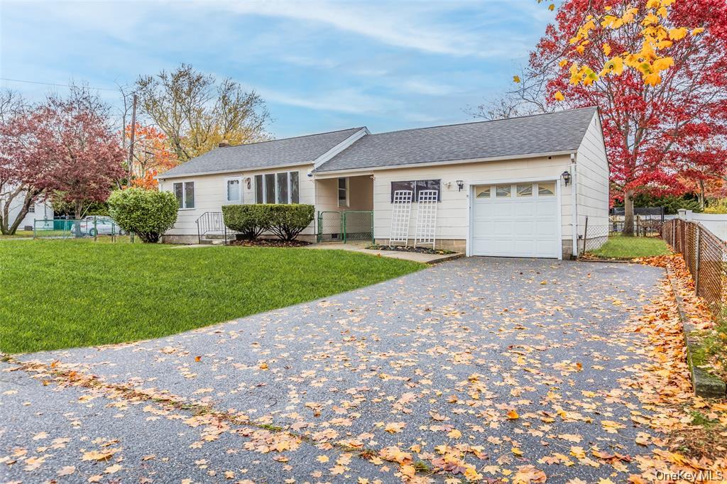 Wendy Dr, Holtsville, NY 11742