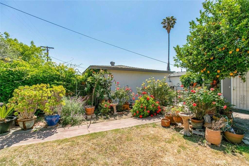 Van Nuys, California, 91405, United States, 2 Bedrooms Bedrooms, ,2 BathroomsBathrooms,Residential,For Sale,1993356