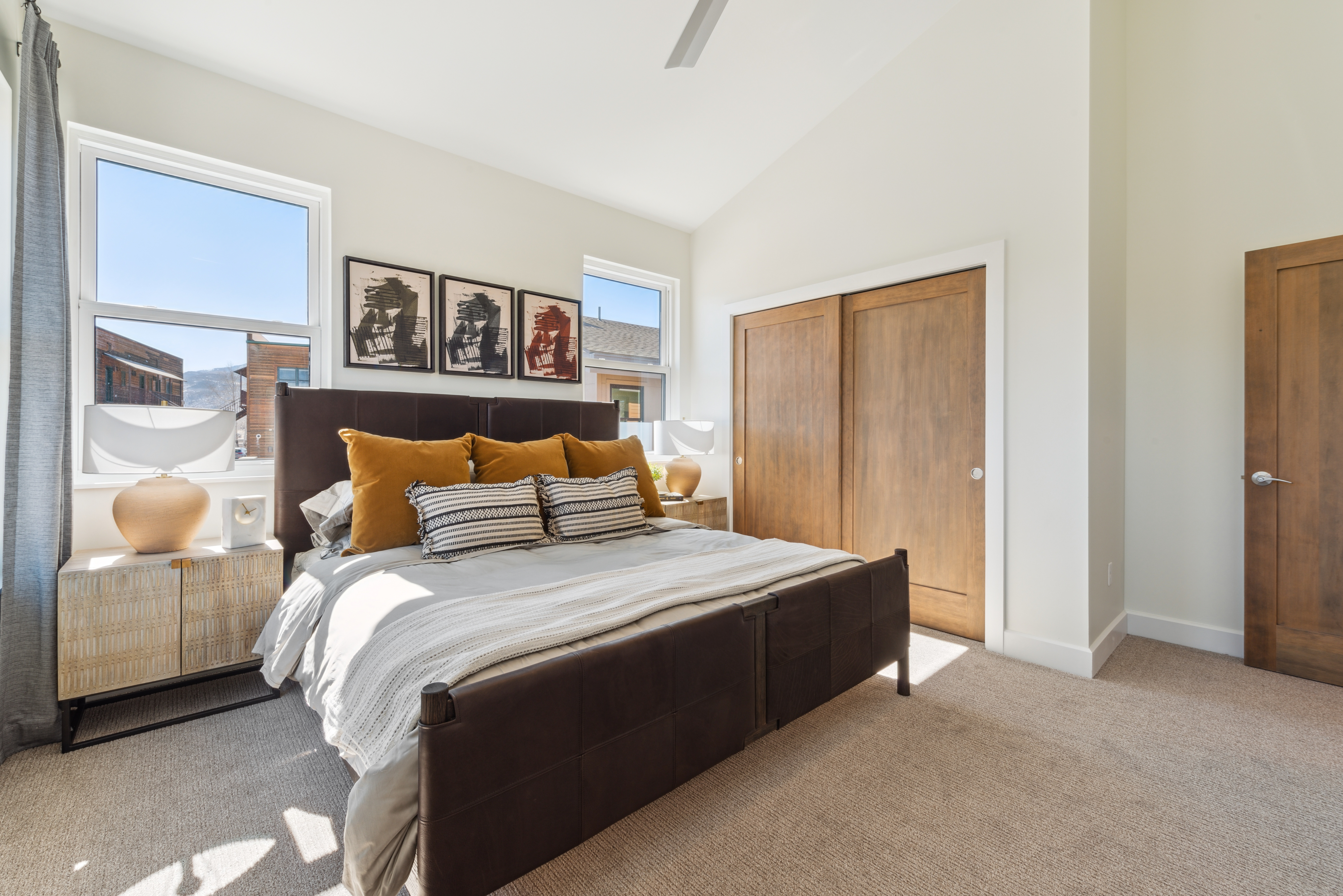  Third Floor Residence Unit with Vaulted Ceilings - 物件實景