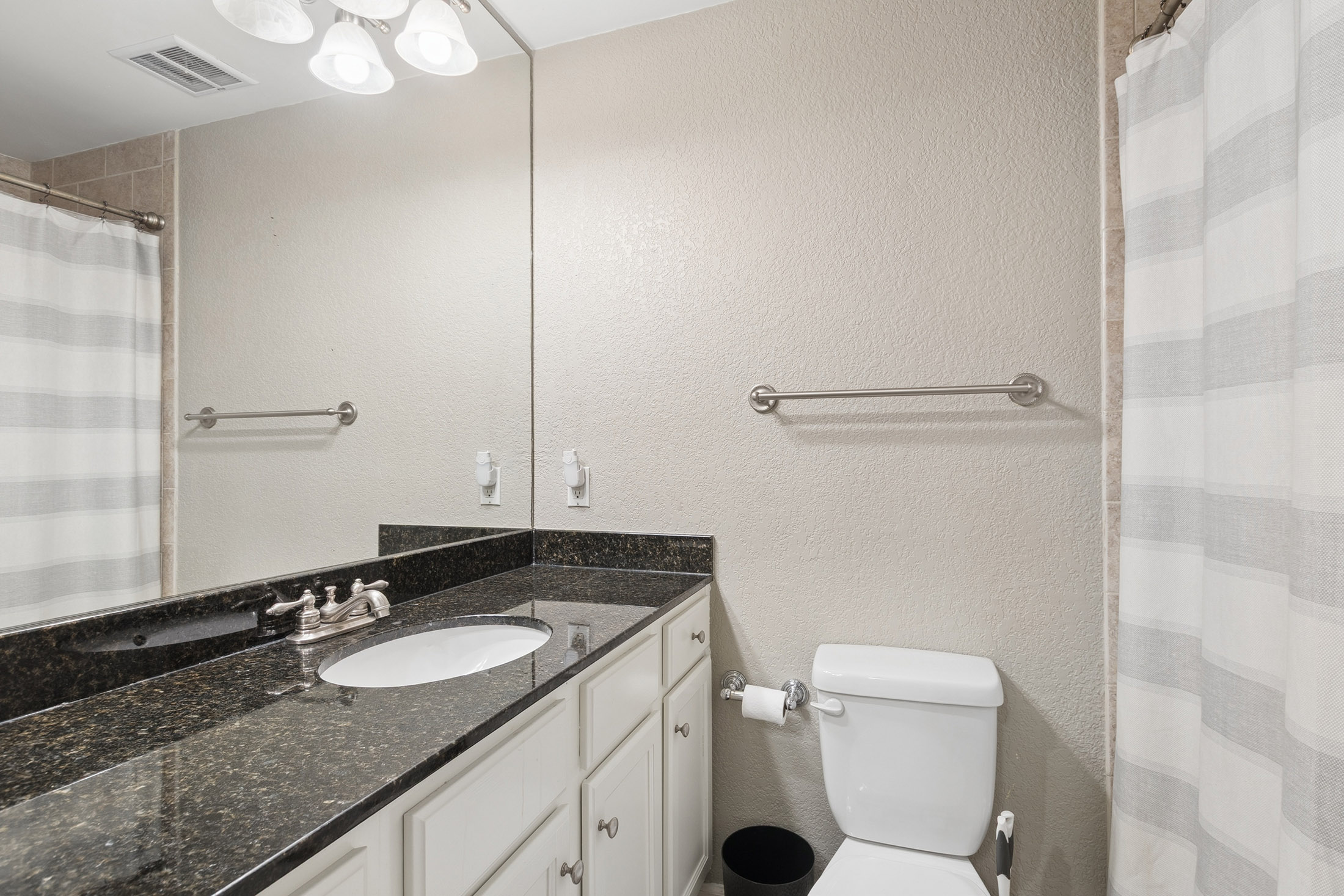  Beautifully Updated Two-story Townhome - 物件實景