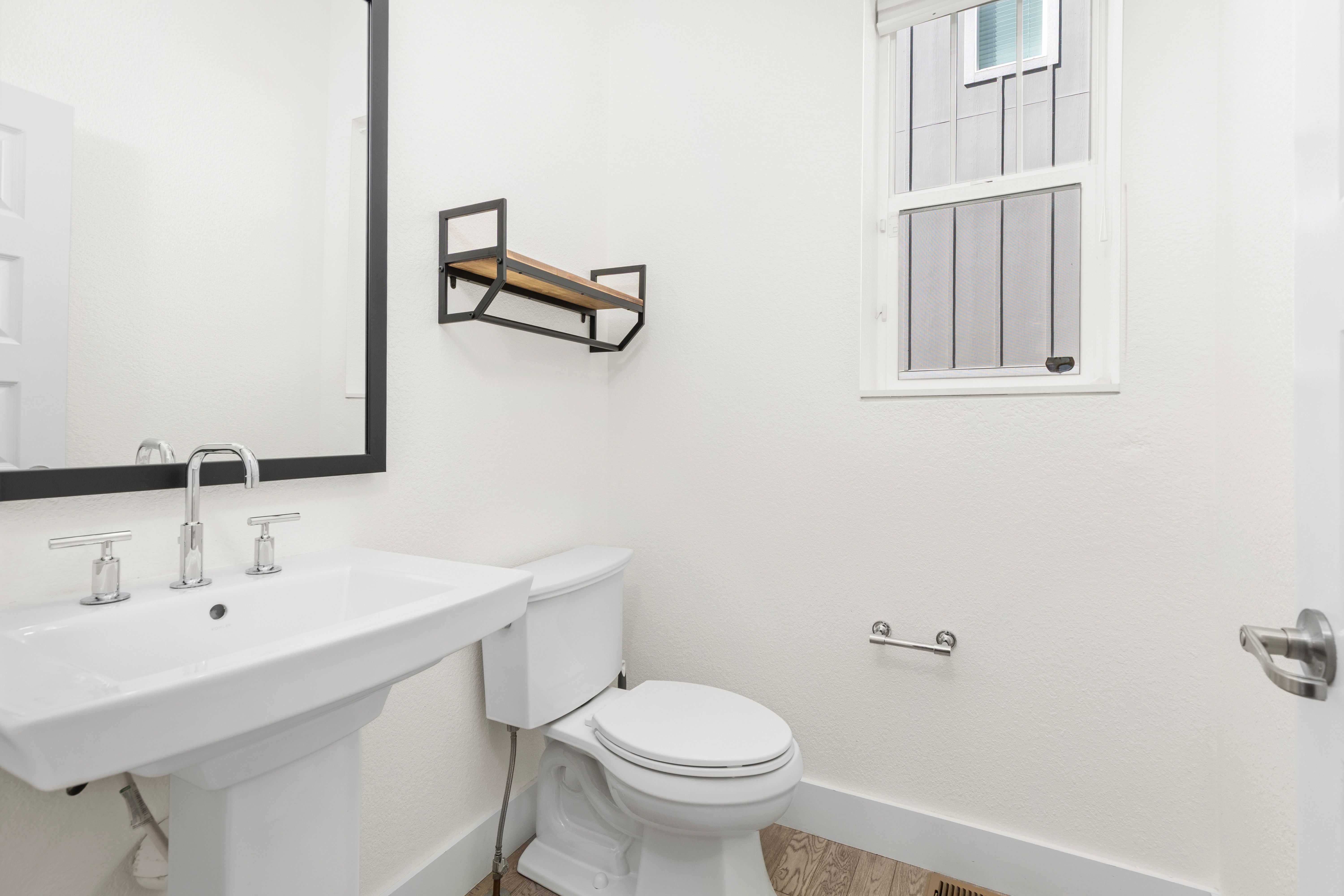  Stunning, Meticulously Cared-For Residence in Coveted Hyland Village Community - 物件實景