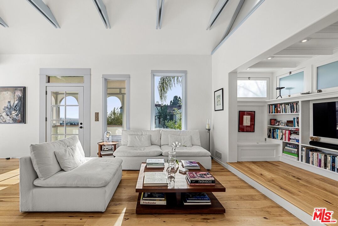 Los Angeles, California, 90068, United States, 3 Bedrooms Bedrooms, ,3 BathroomsBathrooms,Residential,For Sale,1794796